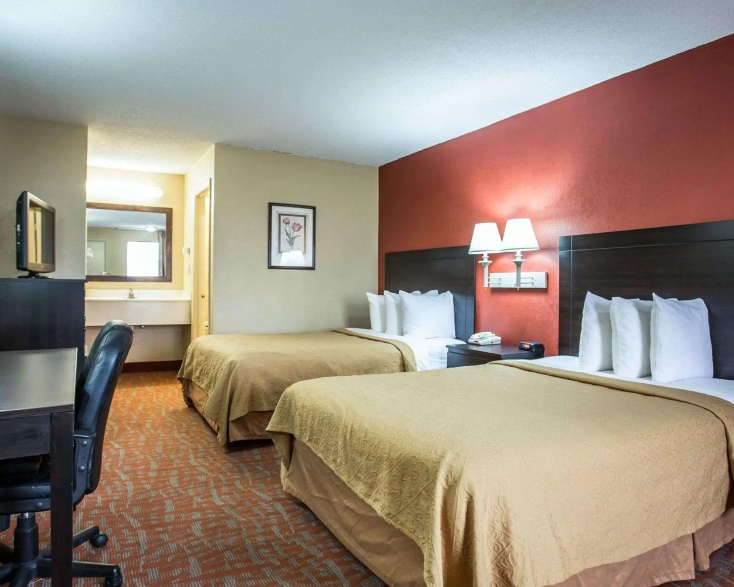 Photo of the whole room, Bed in Quality Inn & Suites Monroe
