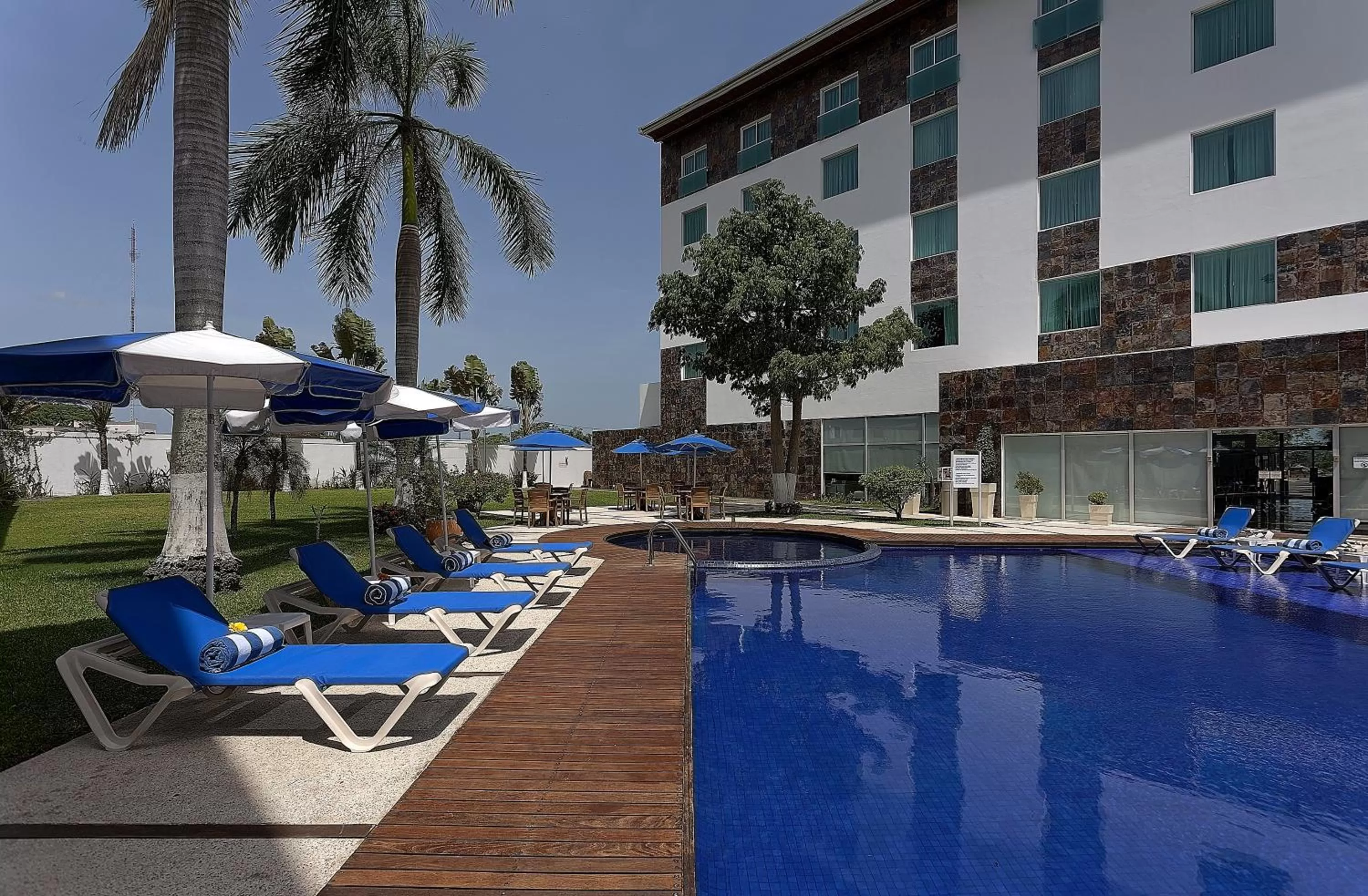Swimming pool in Holiday Inn Express Villahermosa by IHG