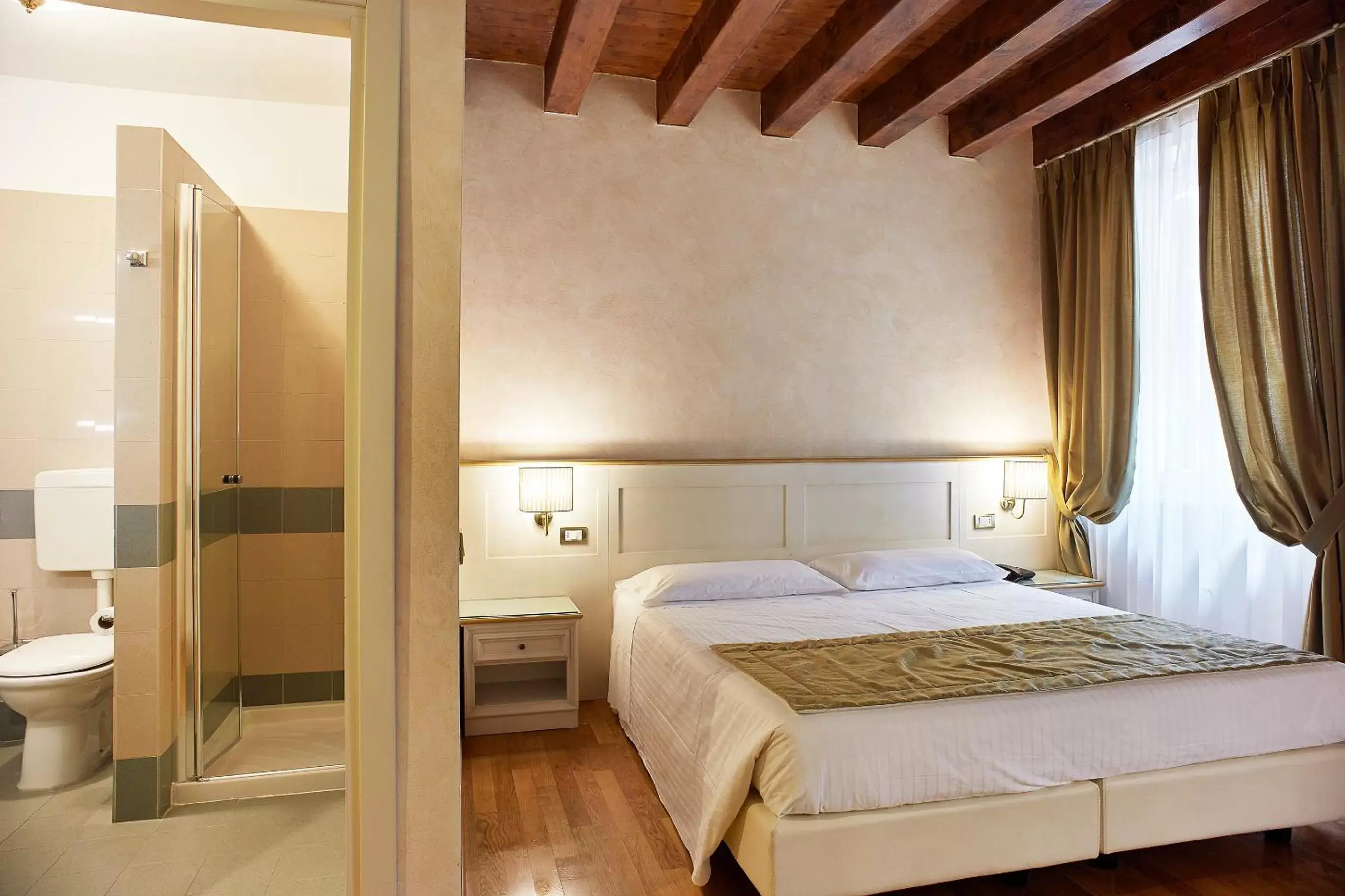 Bathroom, Bed in Albergo Mazzanti