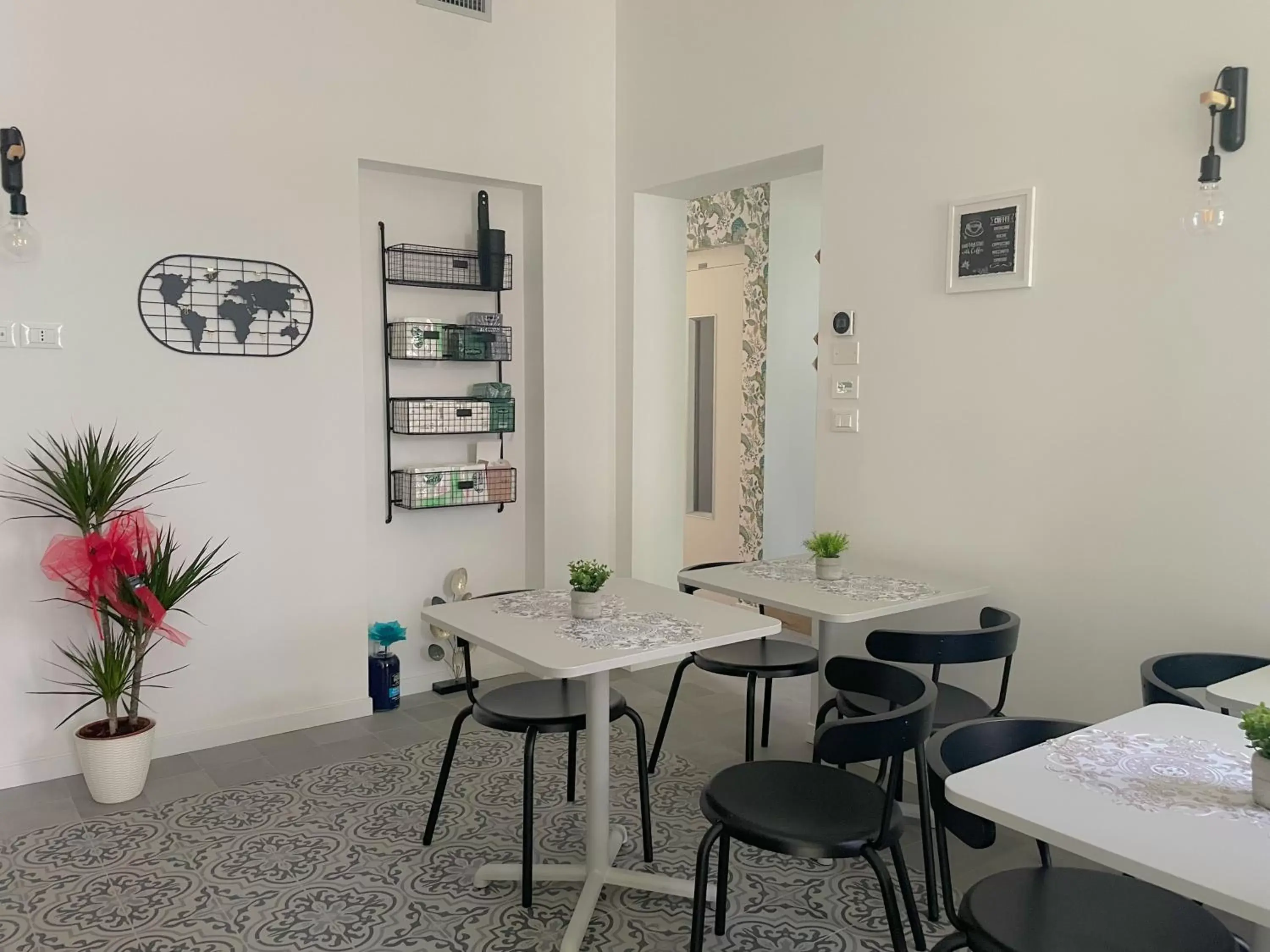 Communal kitchen, Dining Area in B&B Il Giardino di Anto