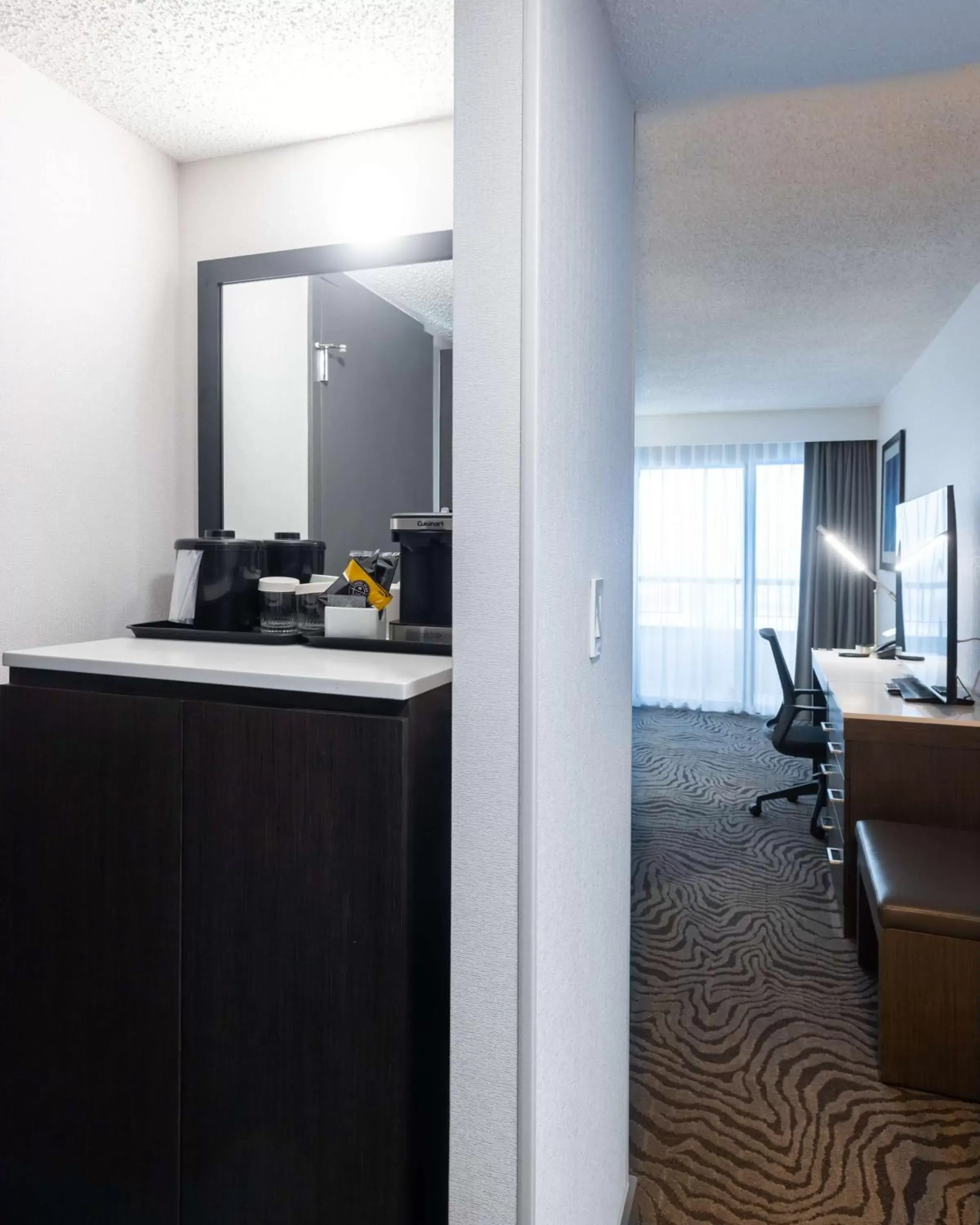 Photo of the whole room, Kitchen/Kitchenette in DoubleTree by Hilton Calgary North