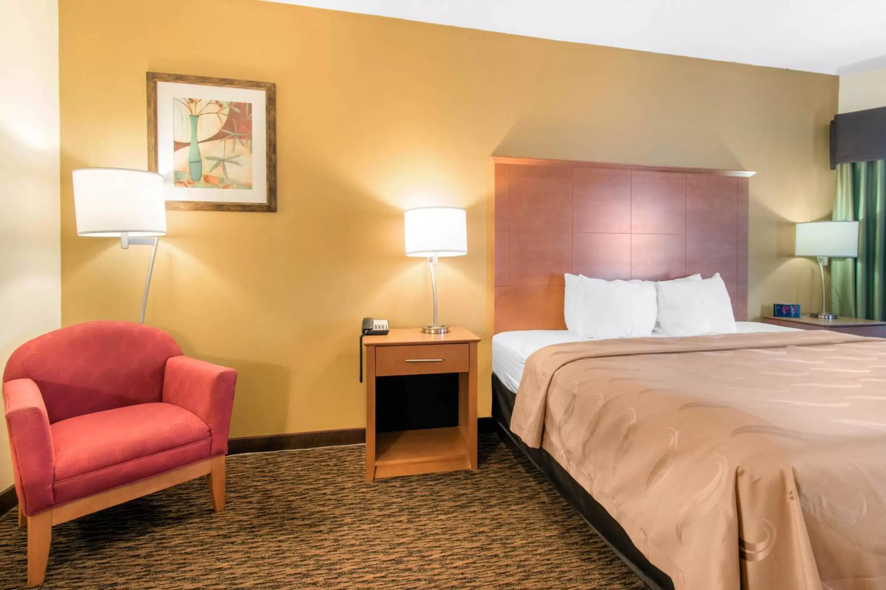 Bed in Clarion Hotel & Suites University-Shippensburg