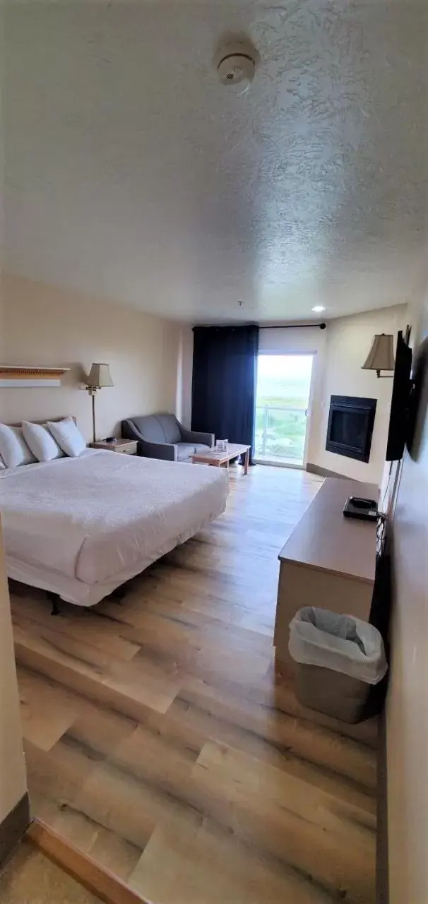 Ocean View King Suite with Sofa Bed and Jetted Tub in Inn at the Shore Ocean View King Suite with Sofa Bed and Jetted Tub in Inn at the Shore