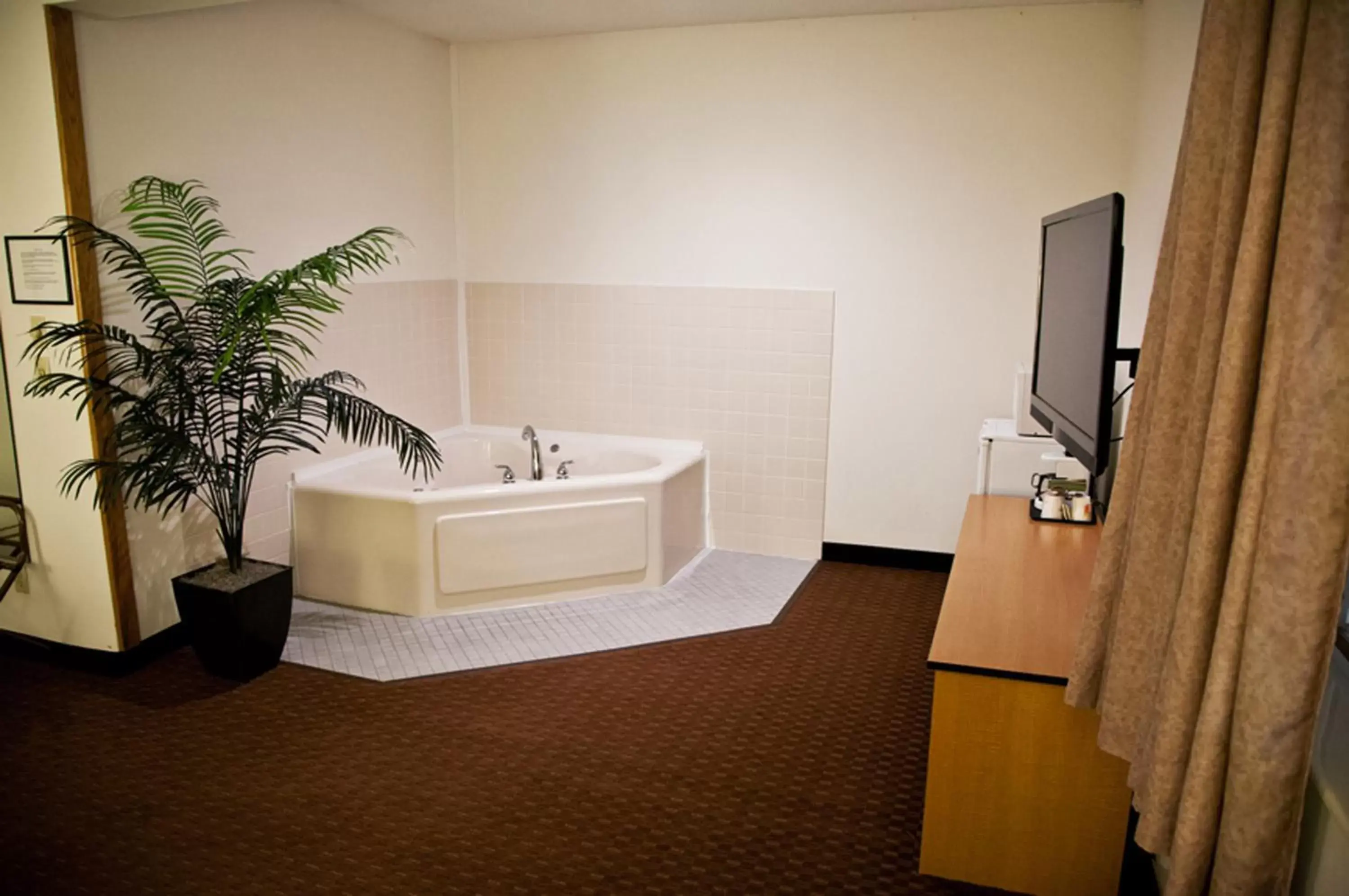 Hot Tub, Bathroom in Americas Best Value Inn & Suites Atlantic