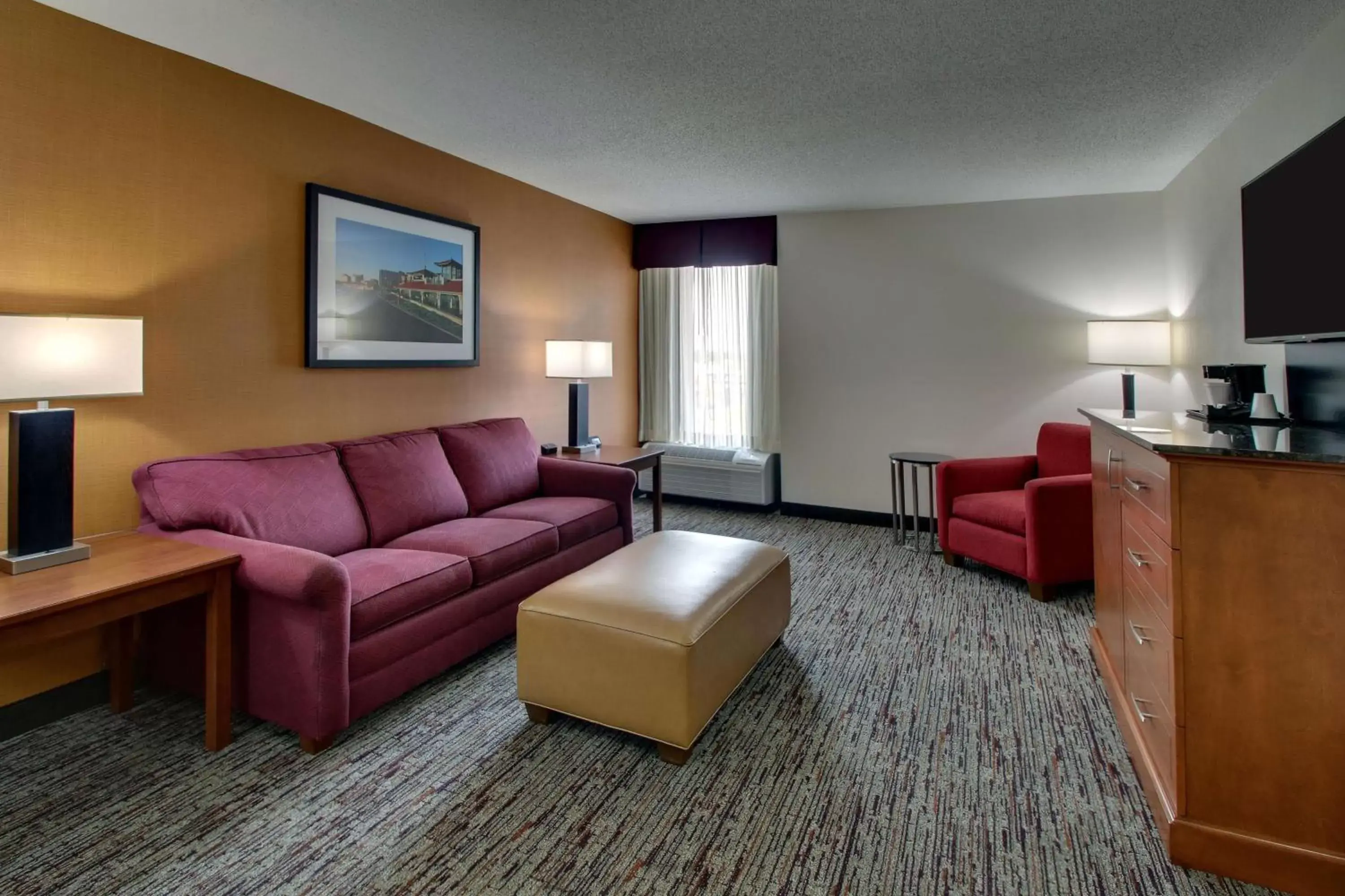 Photo of the whole room, Seating Area in Drury Inn & Suites Evansville East