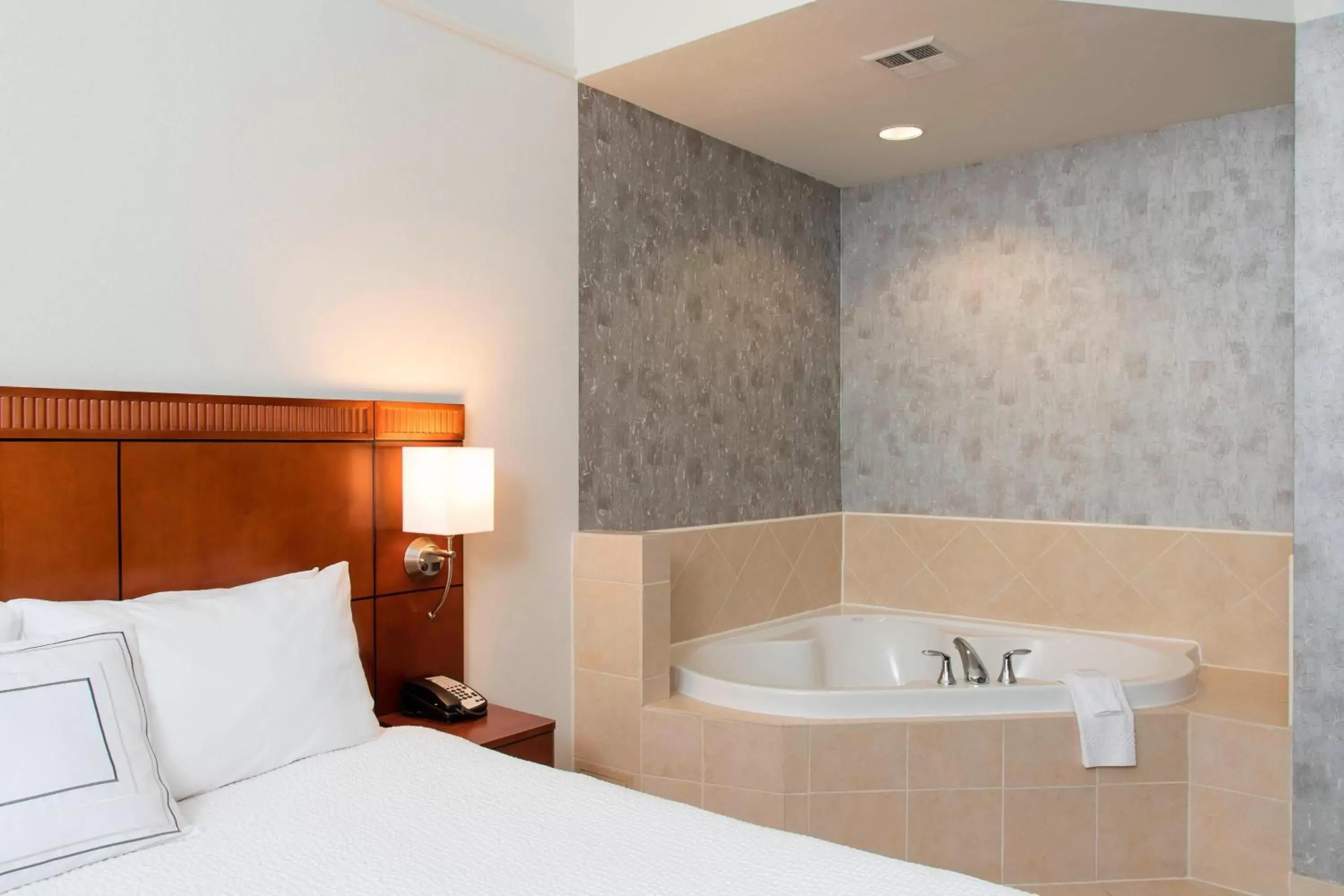 Bedroom, Bathroom in Courtyard by Marriott San Antonio North Stone Oak At Legacy