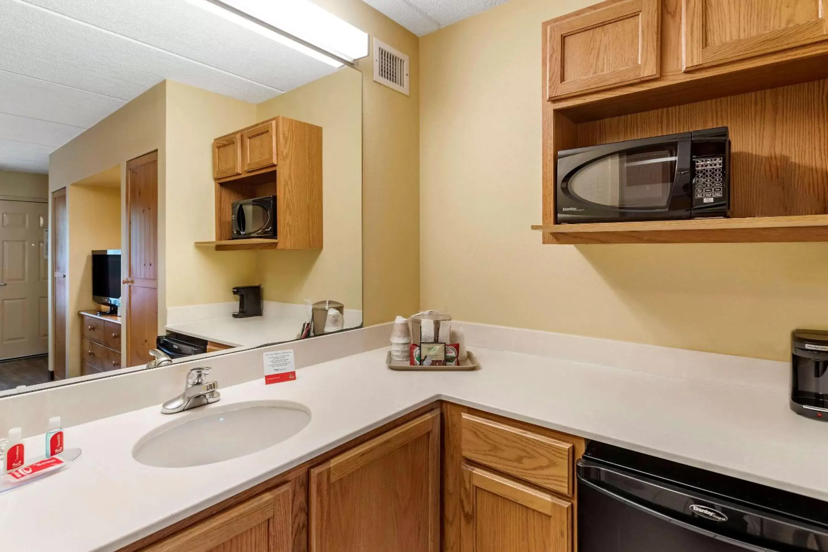 Photo of the whole room in Econo Lodge Pigeon Forge Riverside Photo of the whole room in Econo Lodge Pigeon Forge Riverside