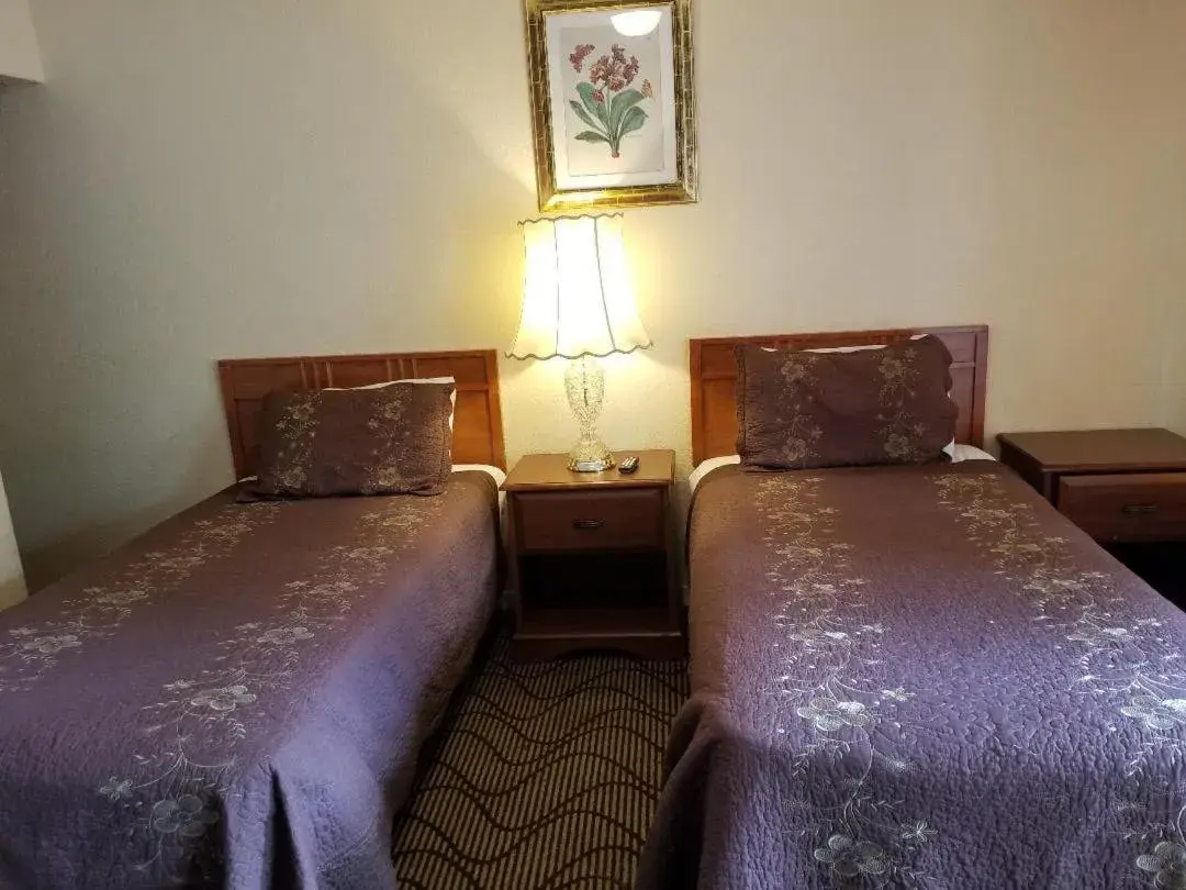 Bed in Nevada City Inn