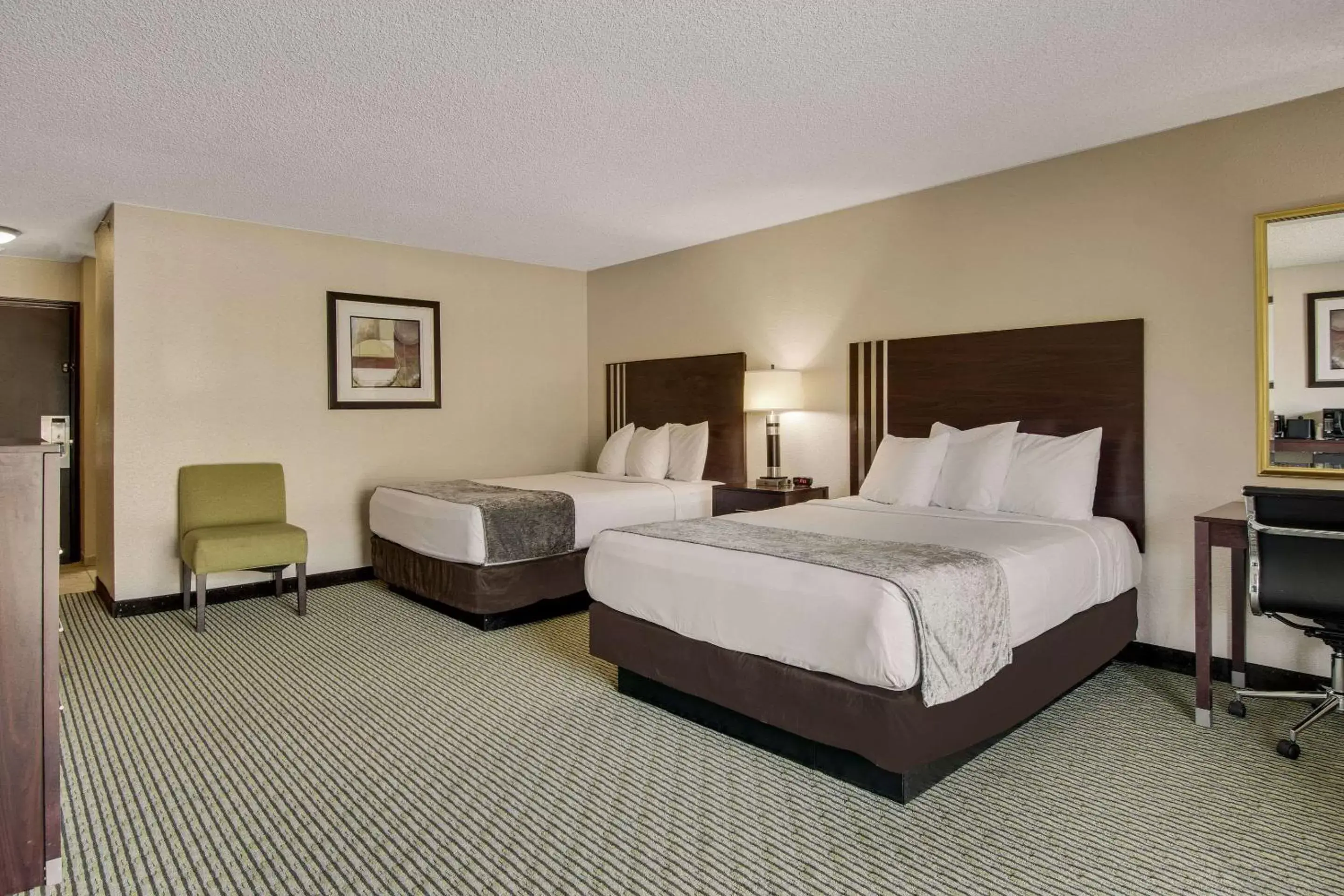 Bedroom, Bed in Rodeway Inn & Suites Portland - Jantzen Beach