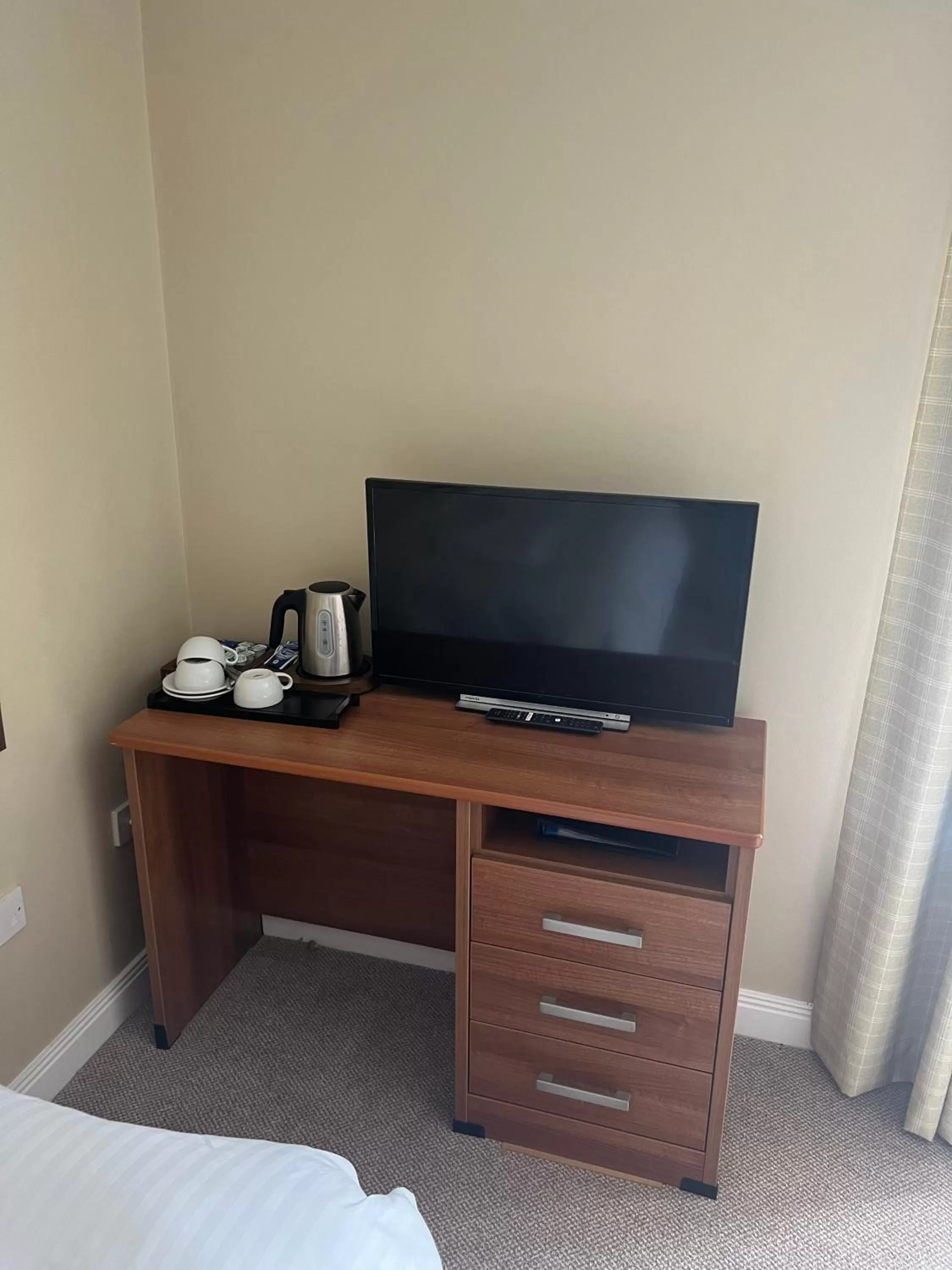 Coffee/tea facilities, TV/Entertainment Center in Cadmore Lodge Bed & Breakfast