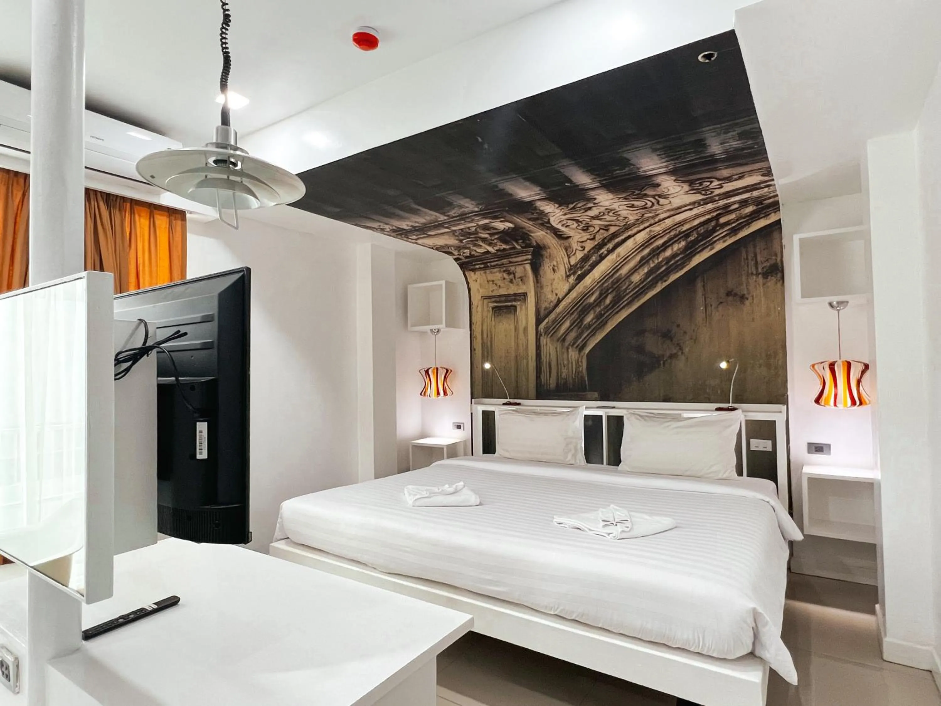 Photo of the whole room, Bed in The Color Kata