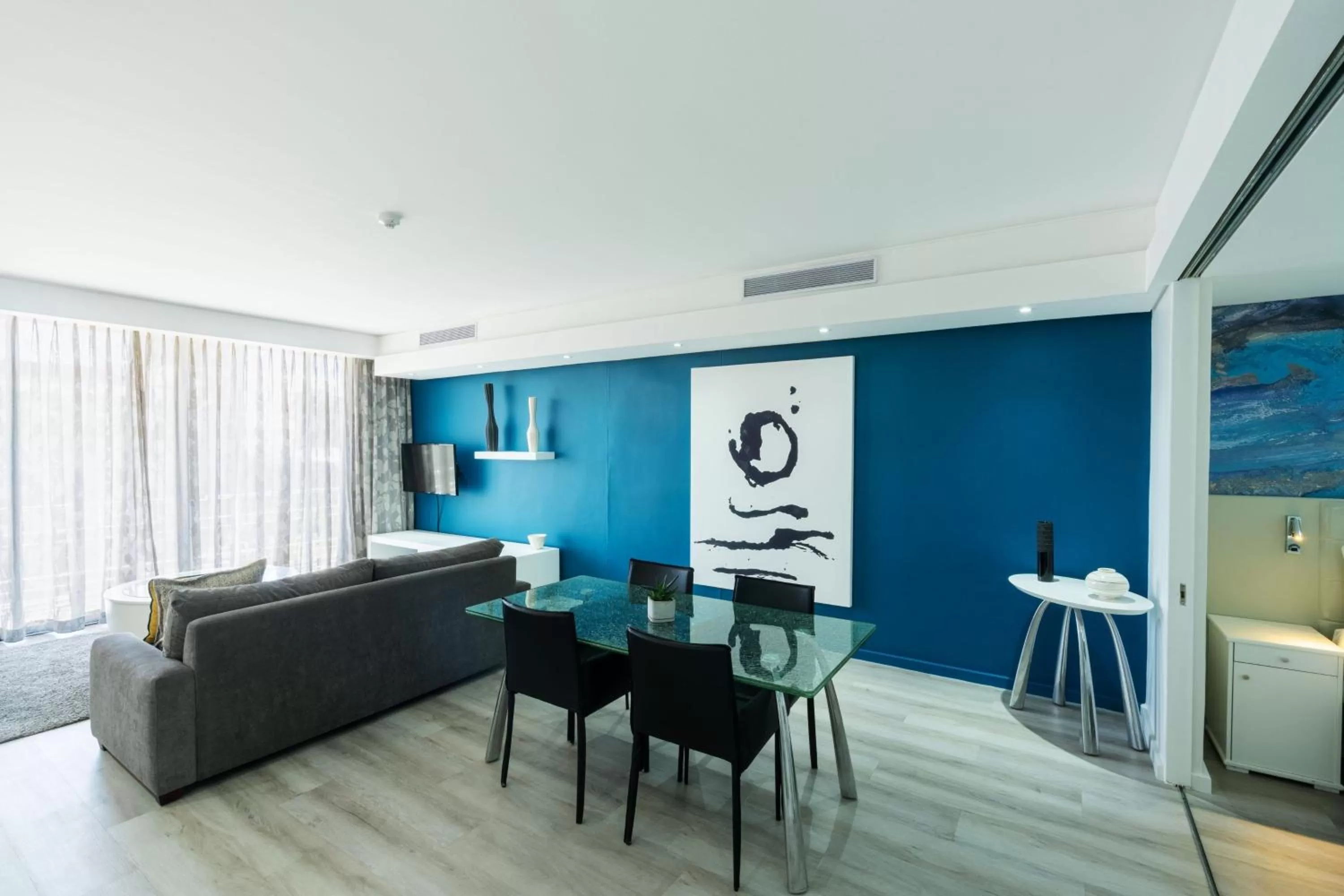 Photo of the whole room in Protea Hotel by Marriott Cape Town North Wharf