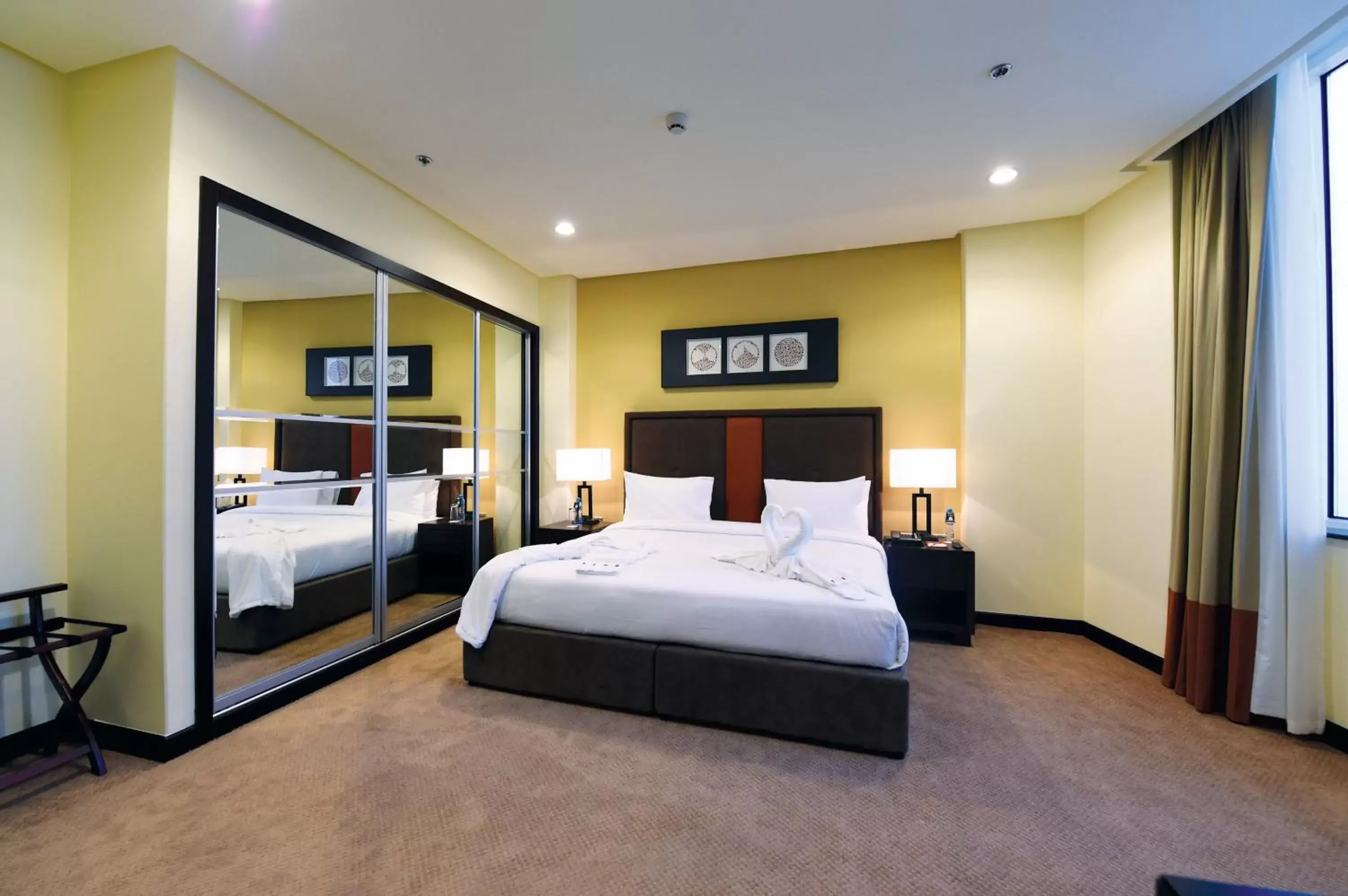Bedroom, Bed in Orange Suites Hotel