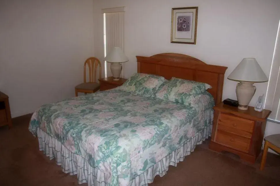 Photo of the whole room, Bed in Lakeside Vacations
