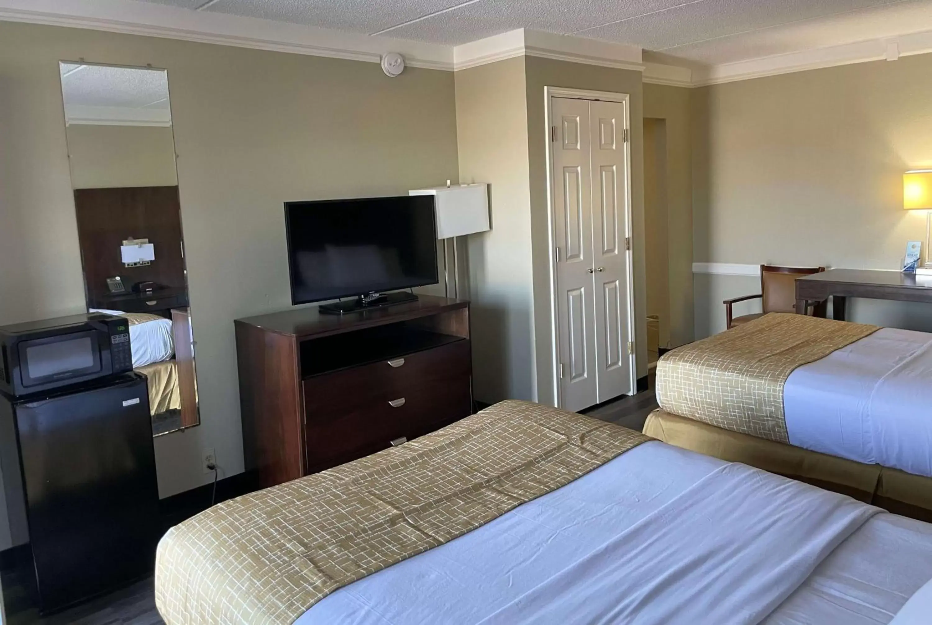 Photo of the whole room, Bed in Travelodge by Wyndham Tuscaloosa