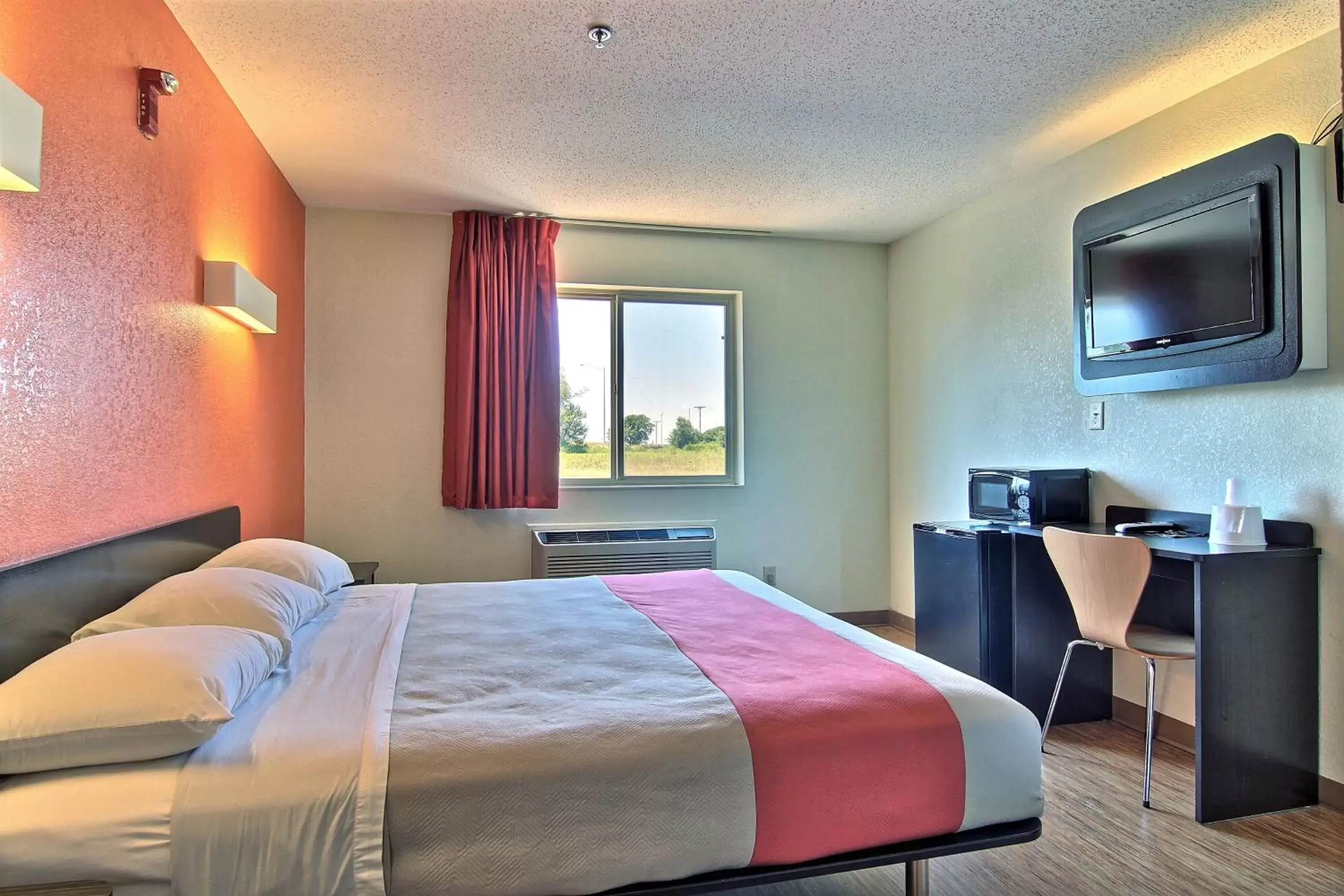 Bedroom, Bed in Motel 6-Gilman, IL