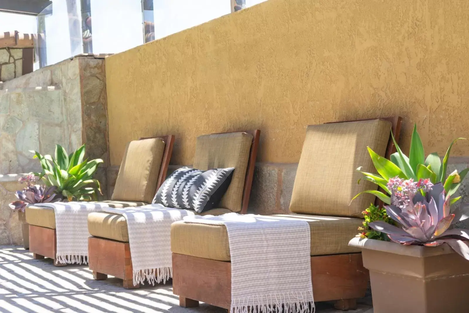 Swimming pool, Seating Area in Hotel Baja San Diego