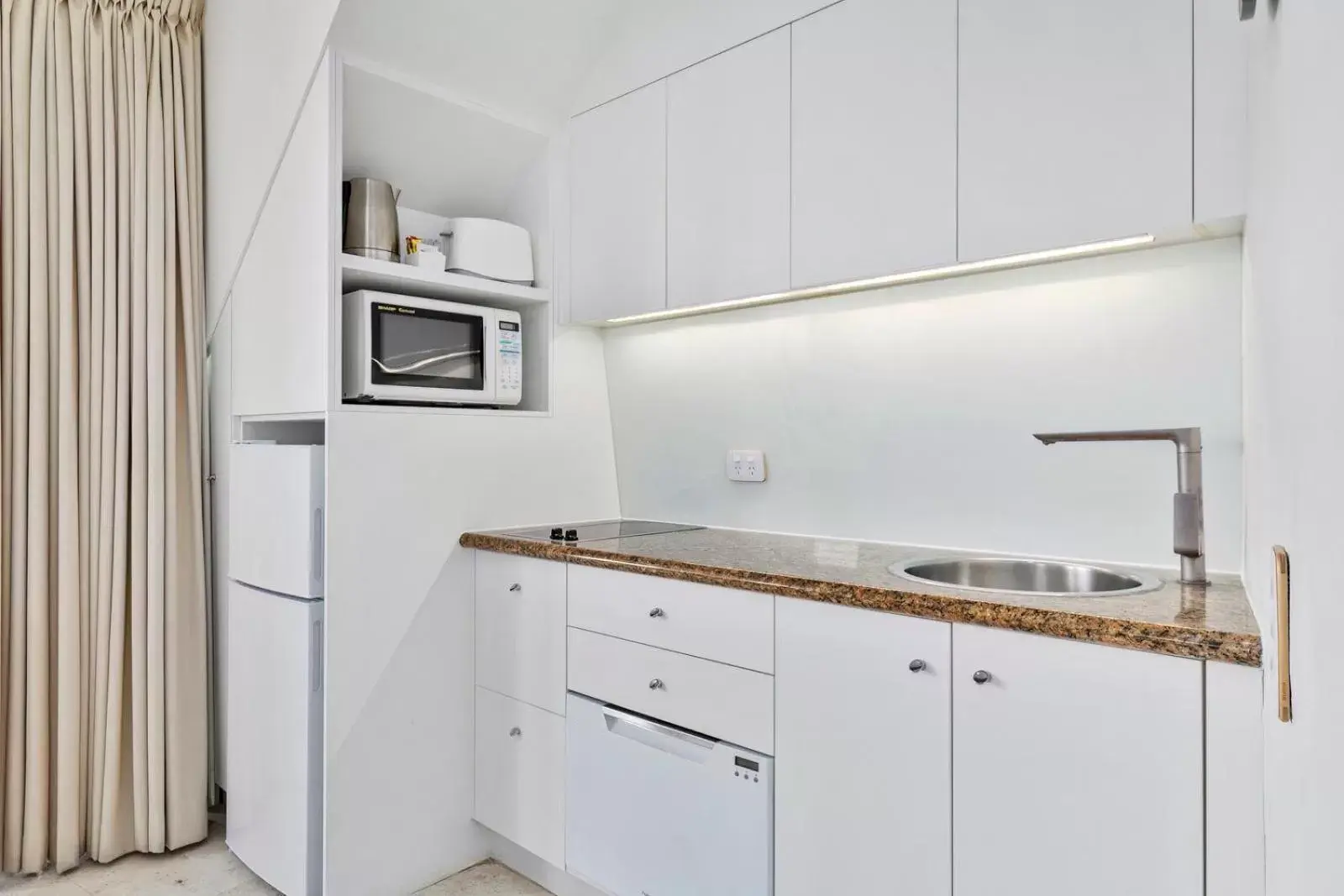 Kitchen/Kitchenette in Noosa Blue Resort