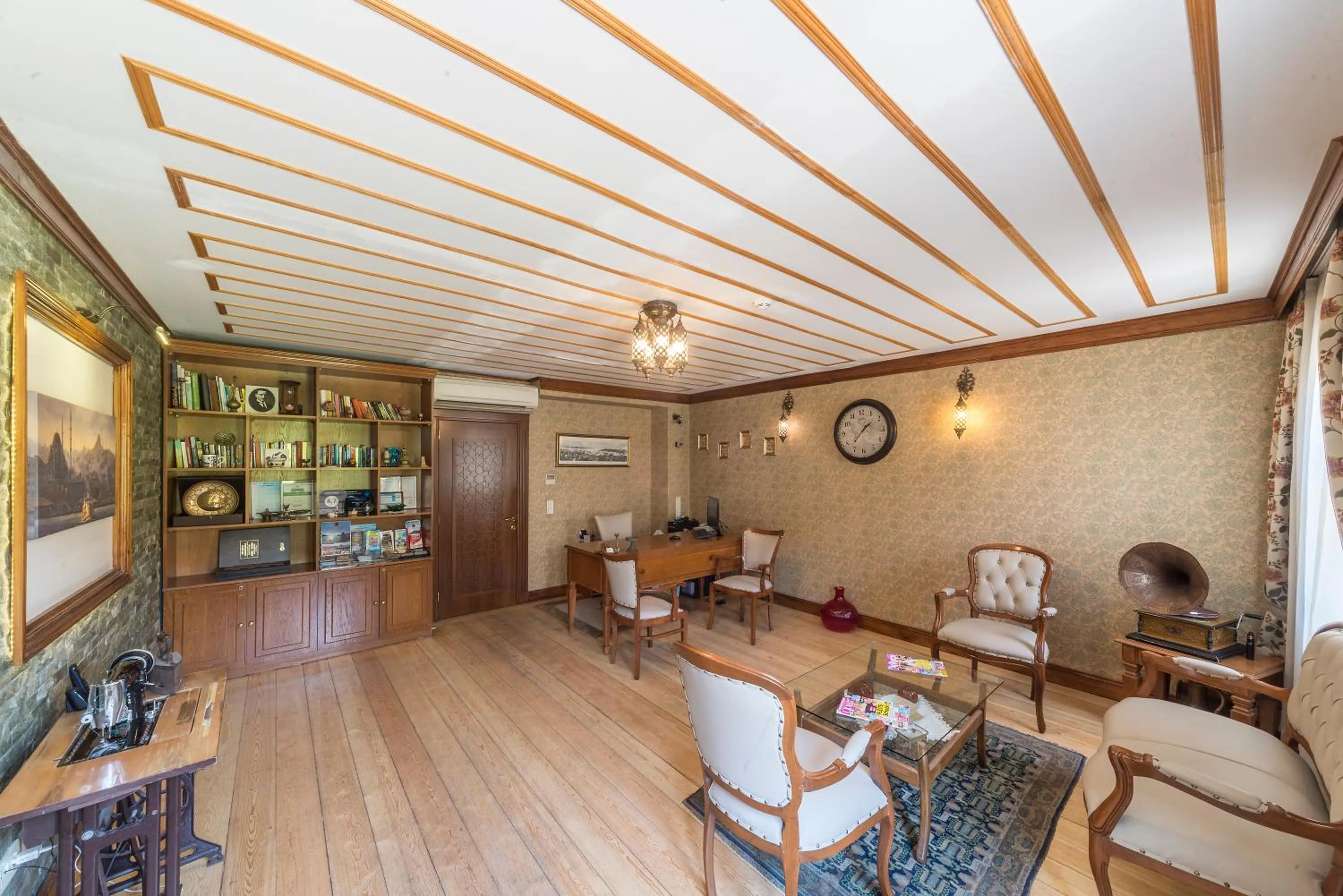 Seating area in Lalinn Hotel