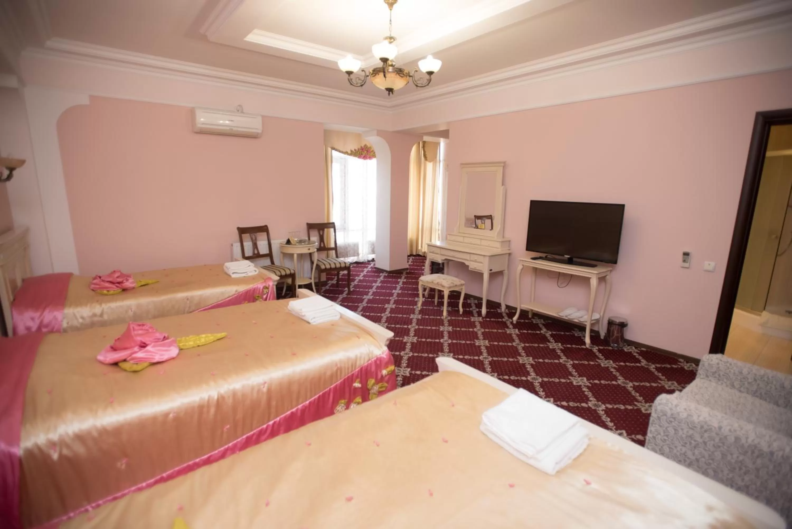 Communal lounge/ TV room, Bed in Altin Palace