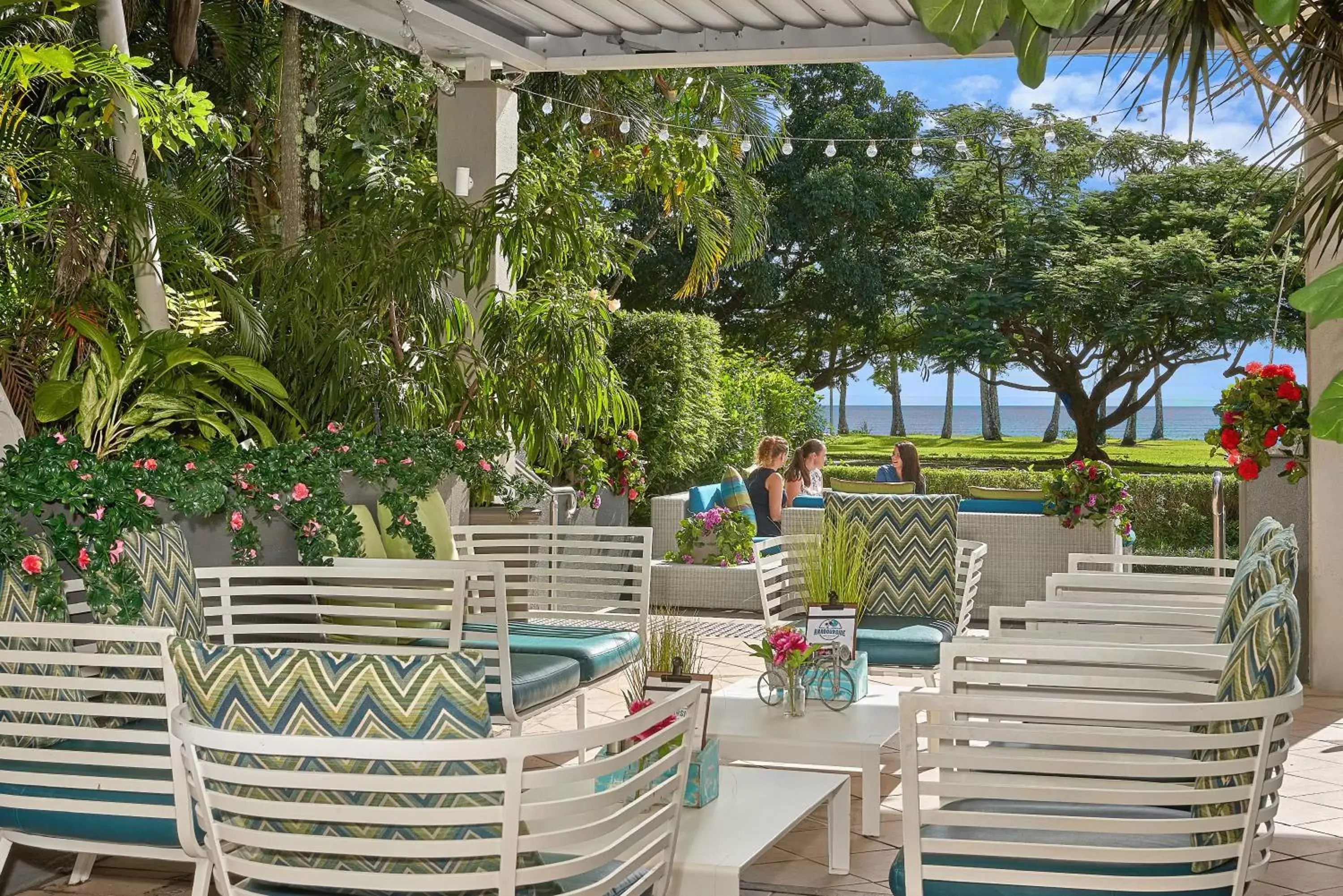 Lounge or bar in Holiday Inn Cairns Harbourside, an IHG Hotel