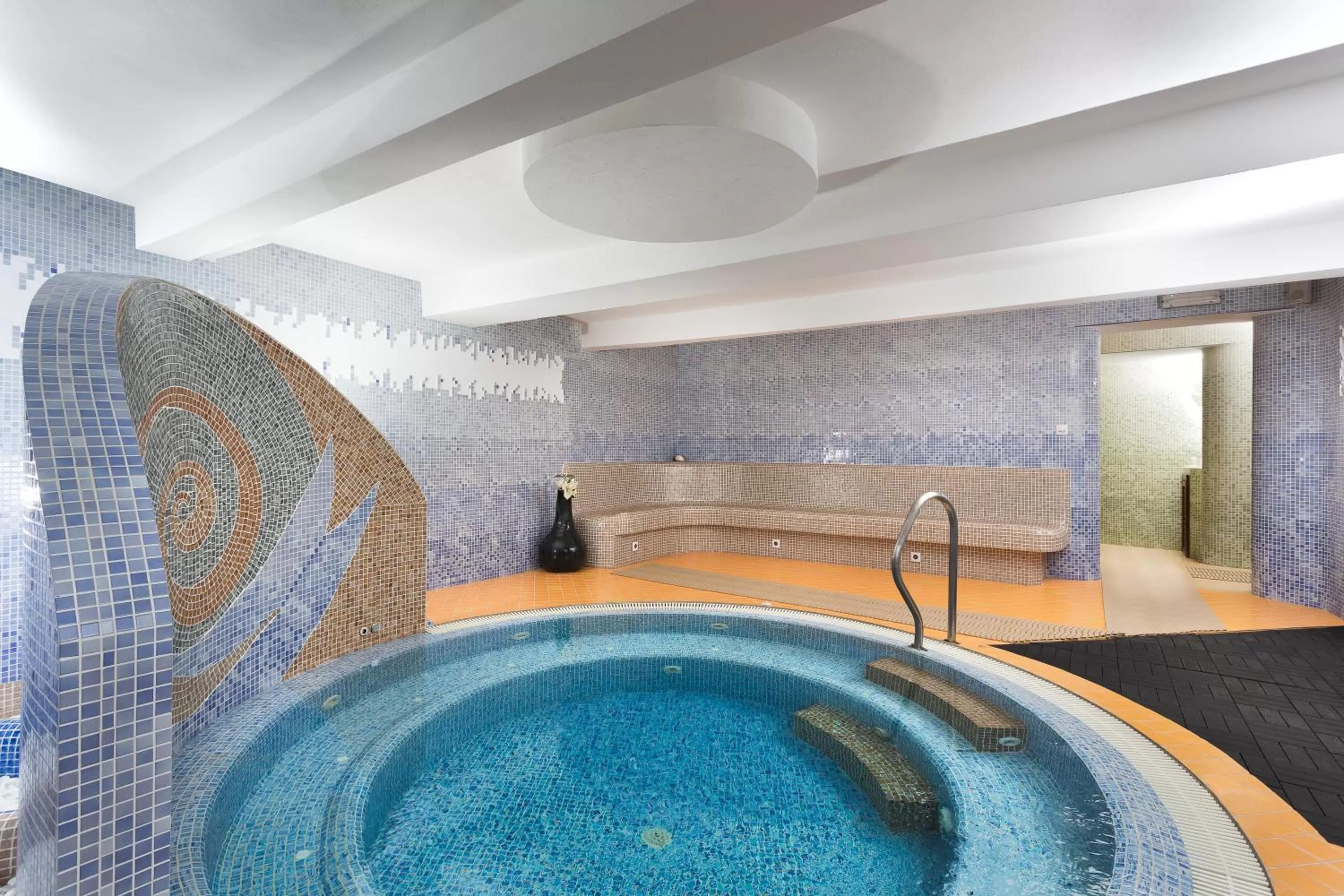 Hot Tub in Penzión Hradbová Old Town Residence & SPA