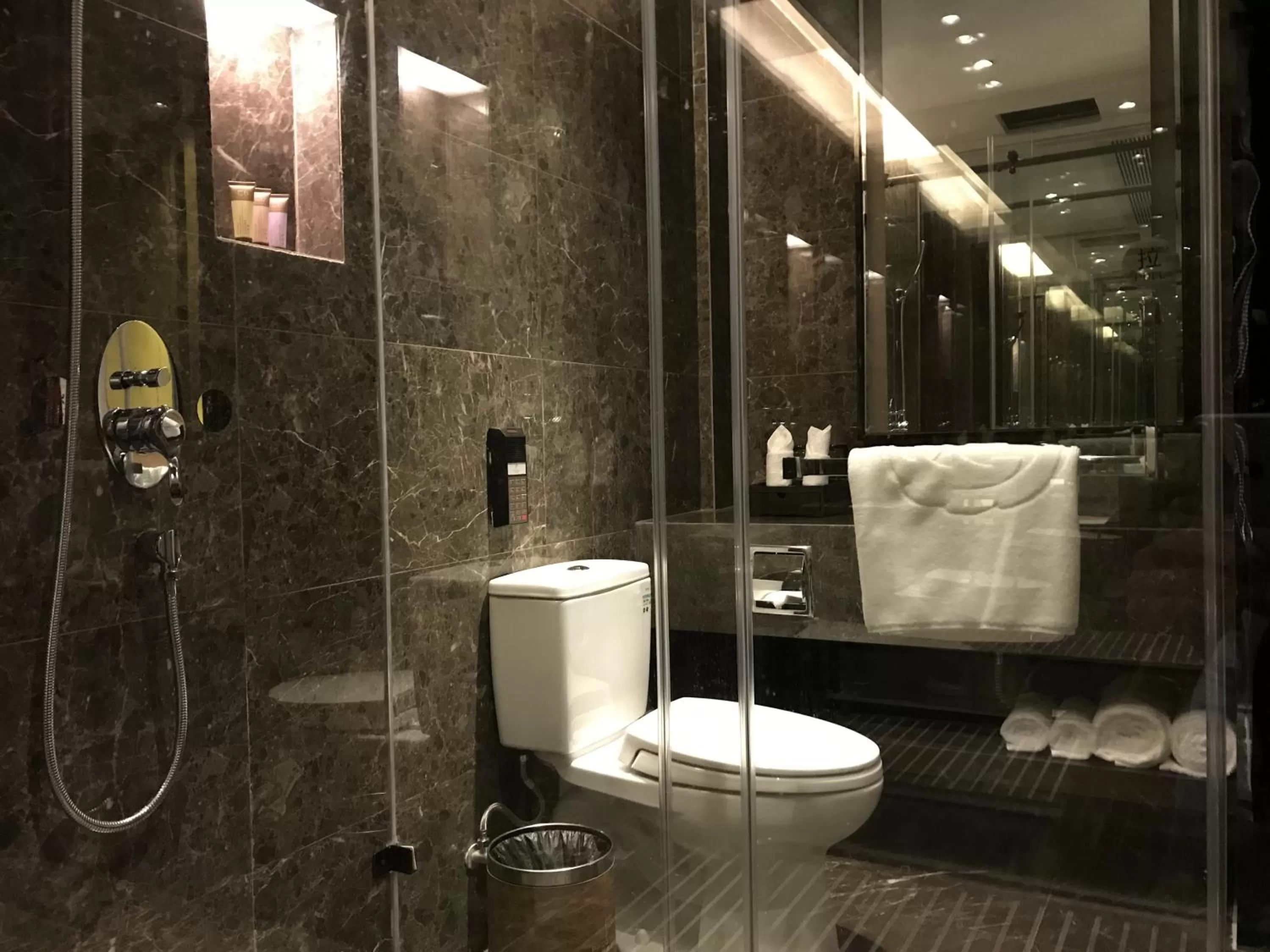Toilet in Paco Hotel Datang Metro Guangzhou-Free breakfast and proximity to Pazhou Exhibition Center