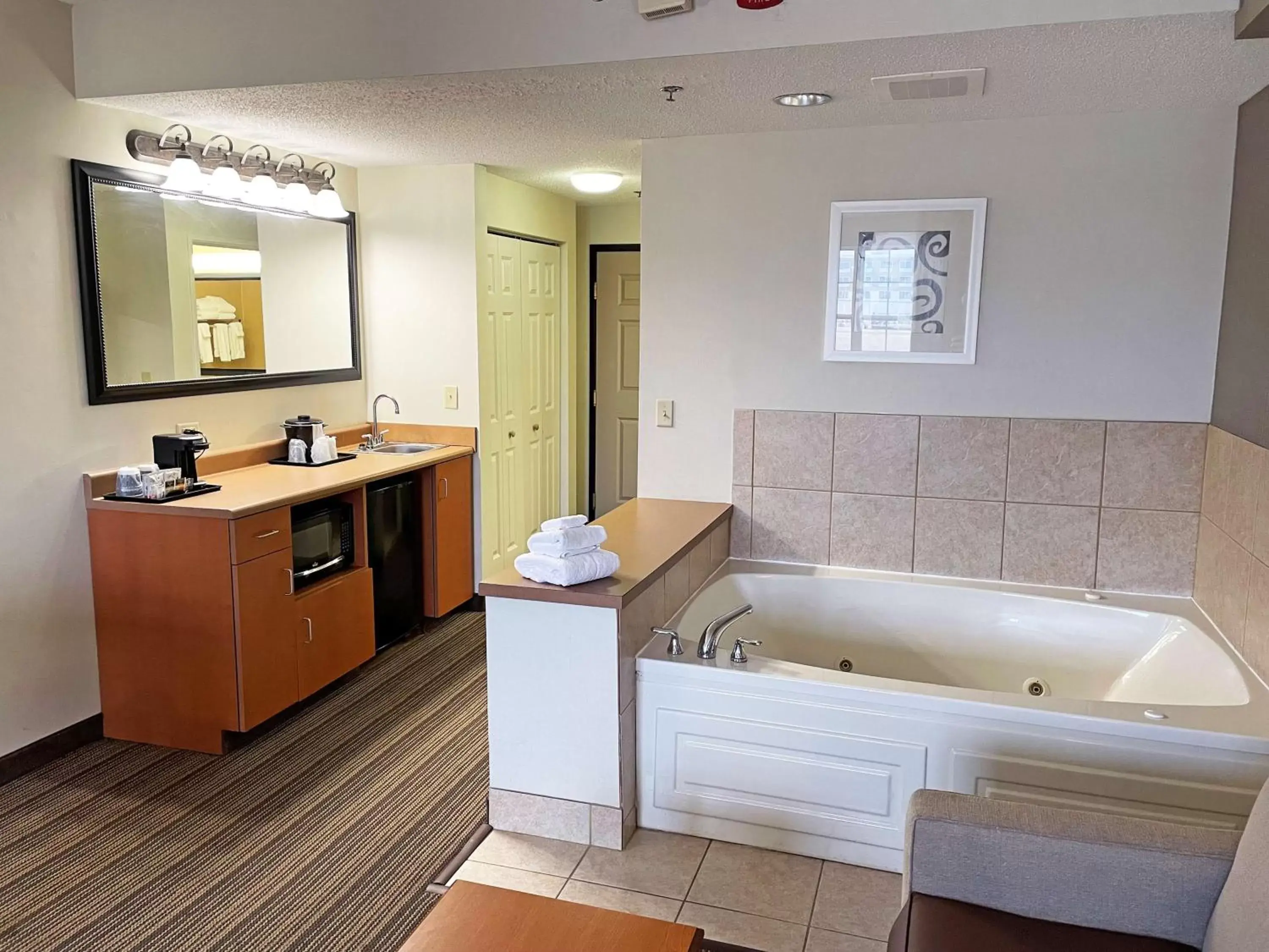 Photo of the whole room, Bathroom in Country Inn & Suites by Radisson, Findlay, OH