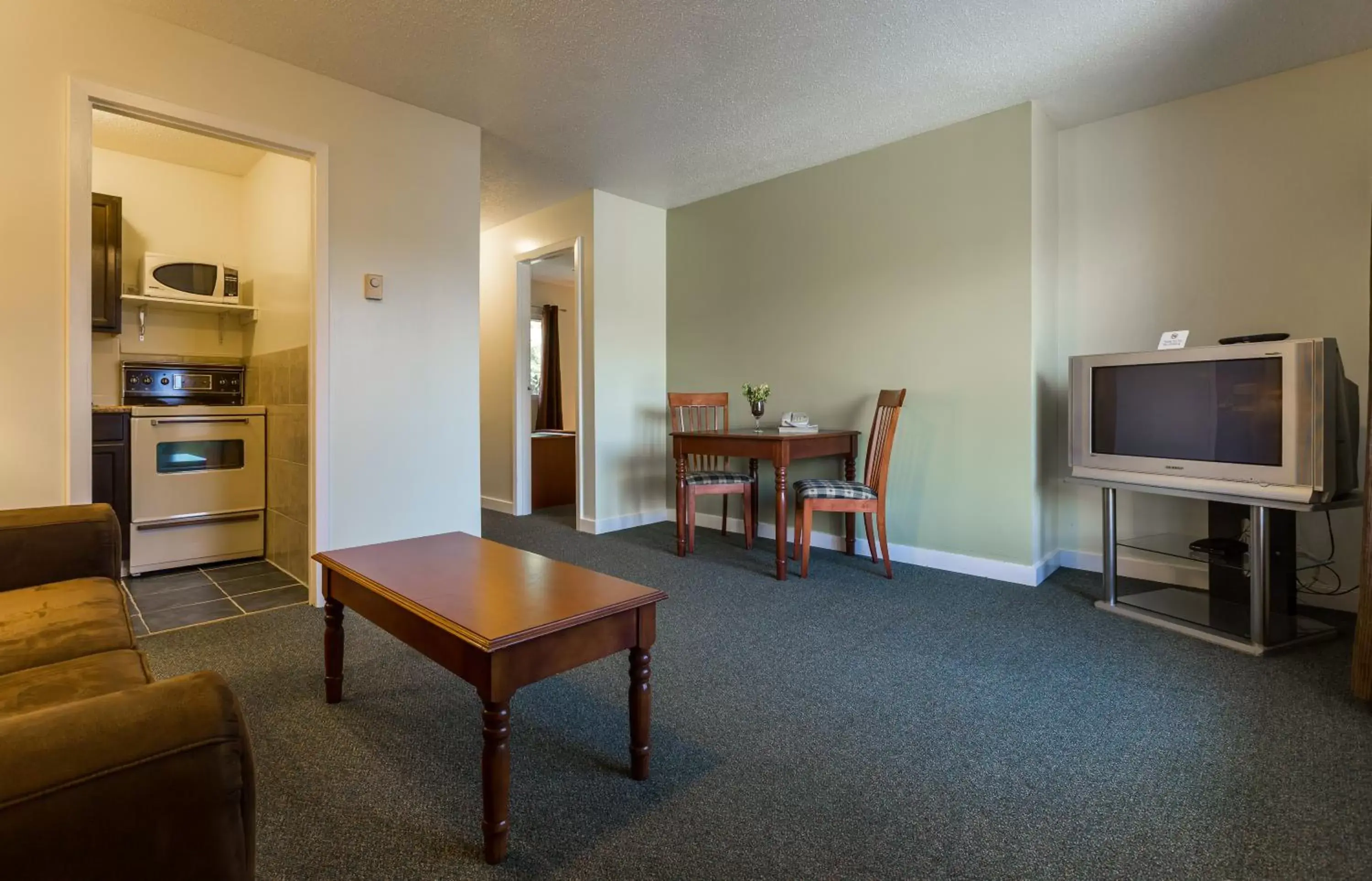 Living room, Dining Area in Oasis Inn