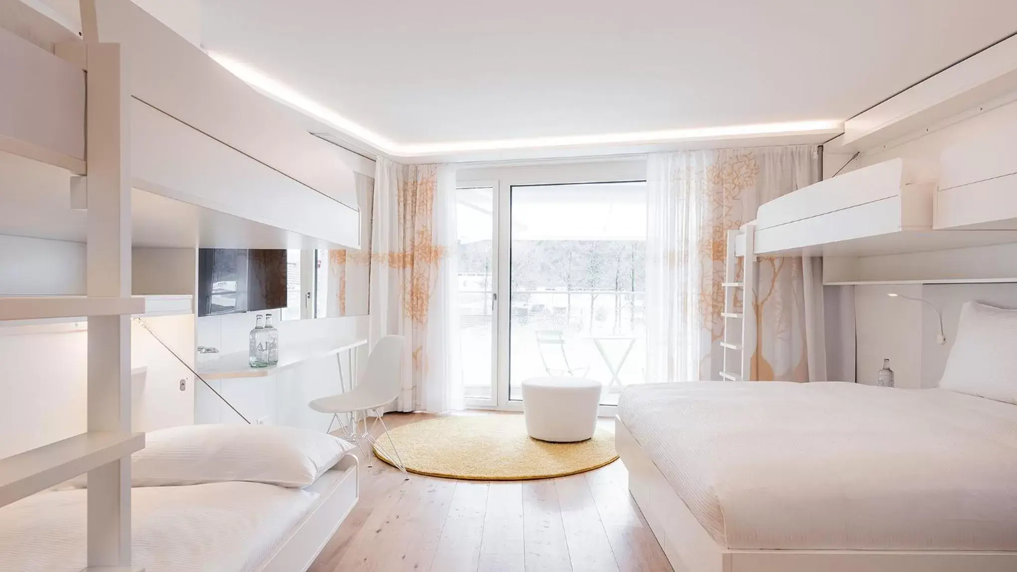 Multi-bed room with 4 folding beds and 1 king size bed in Neuro Campus Hotel Multi-bed room with 4 folding beds and 1 king size bed in Neuro Campus Hotel