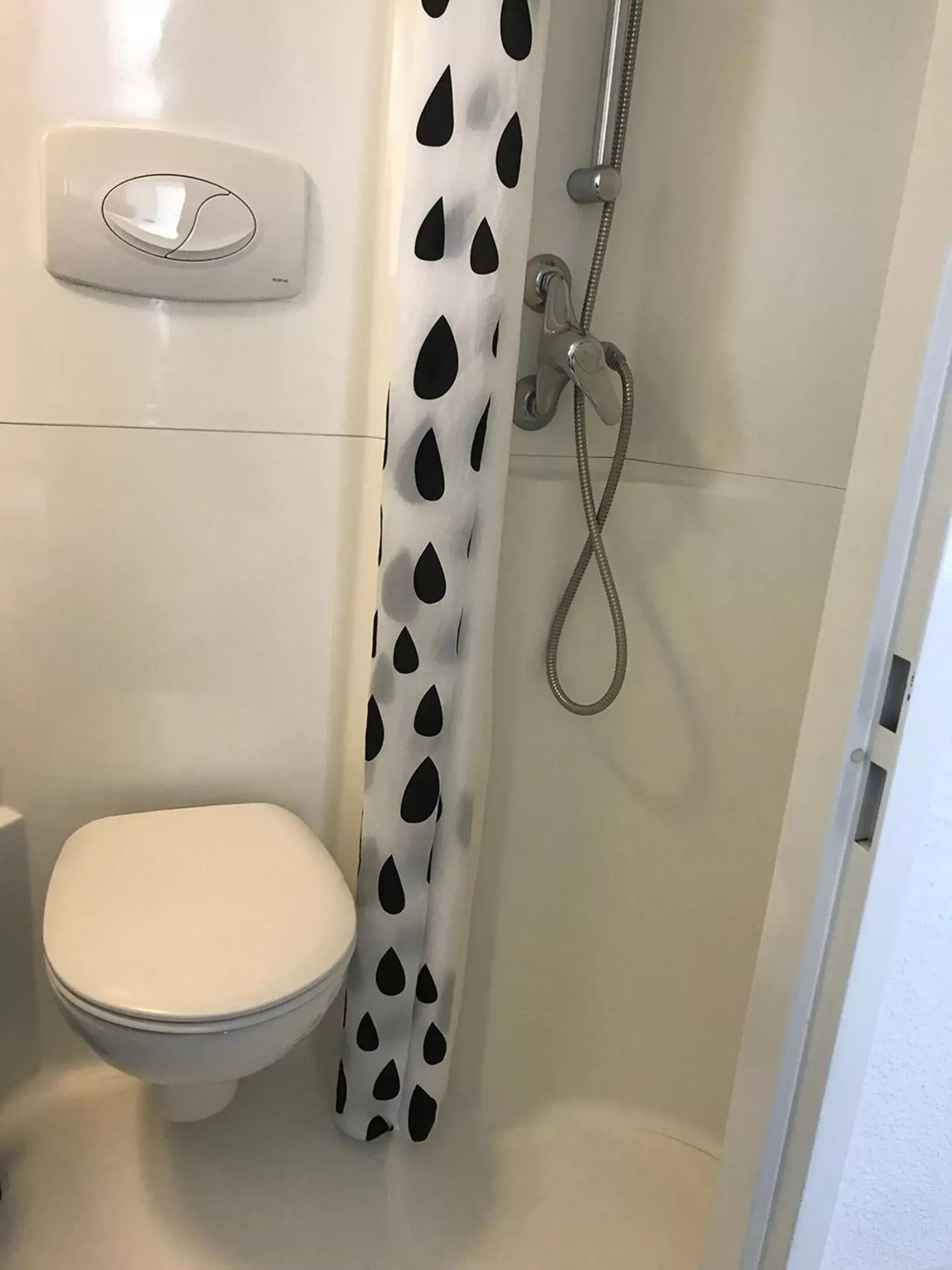 Shower, Bathroom in Hôtel Ponson