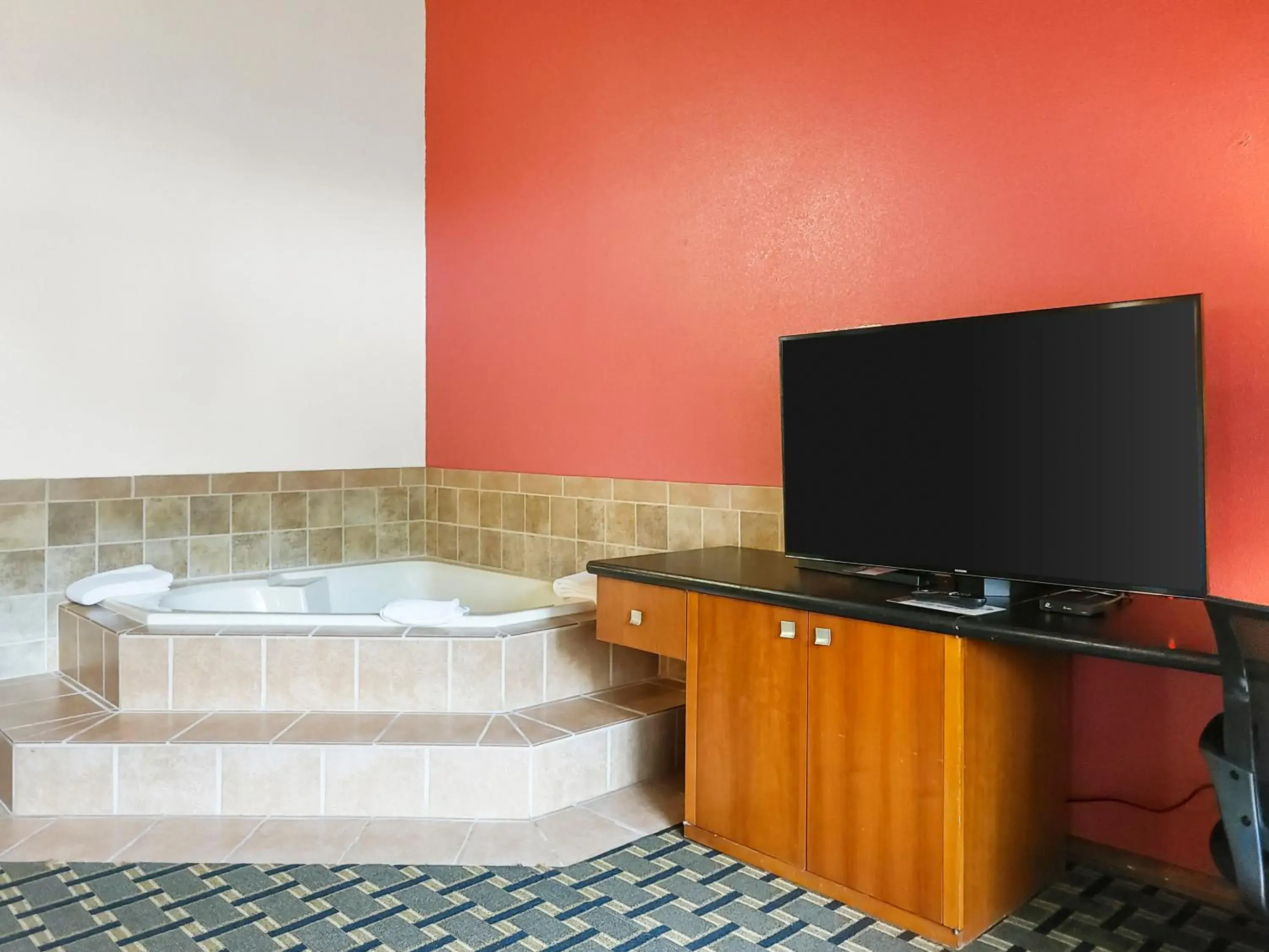 TV and multimedia, TV/Entertainment Center in Americas Best Value Inn Hinckley