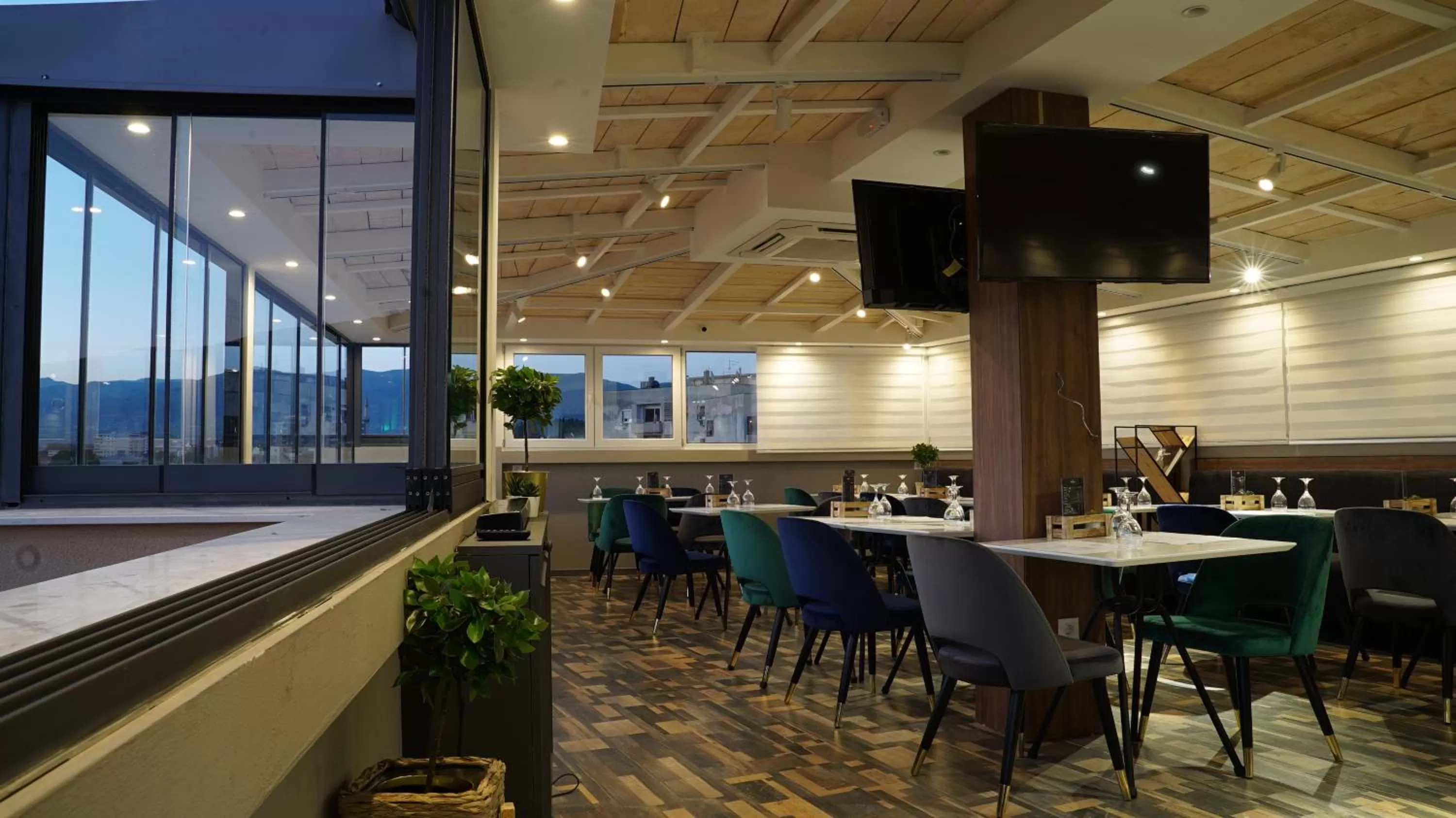 Restaurant/places to eat in Hotel Premium