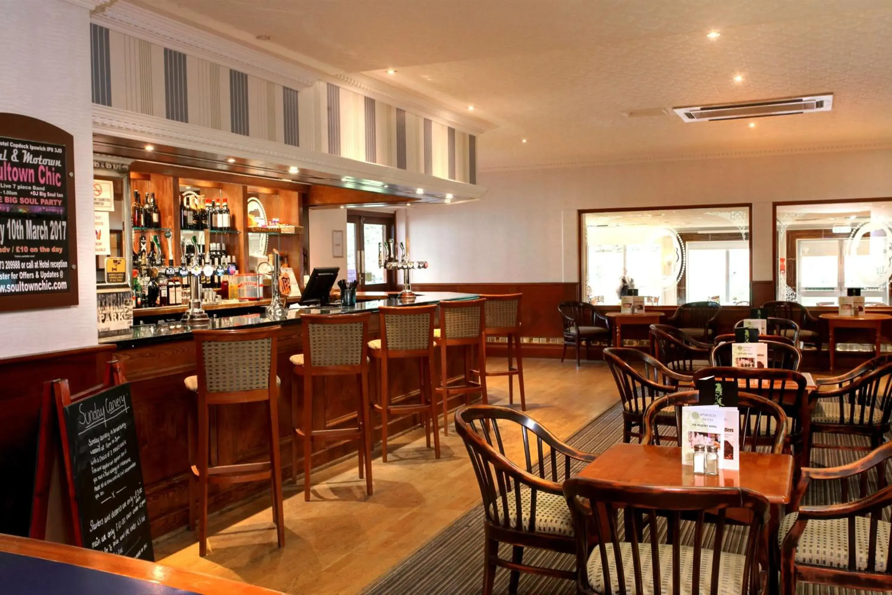 Lounge or bar in Best Western Ipswich Hotel Lounge or bar in Best Western Ipswich Hotel