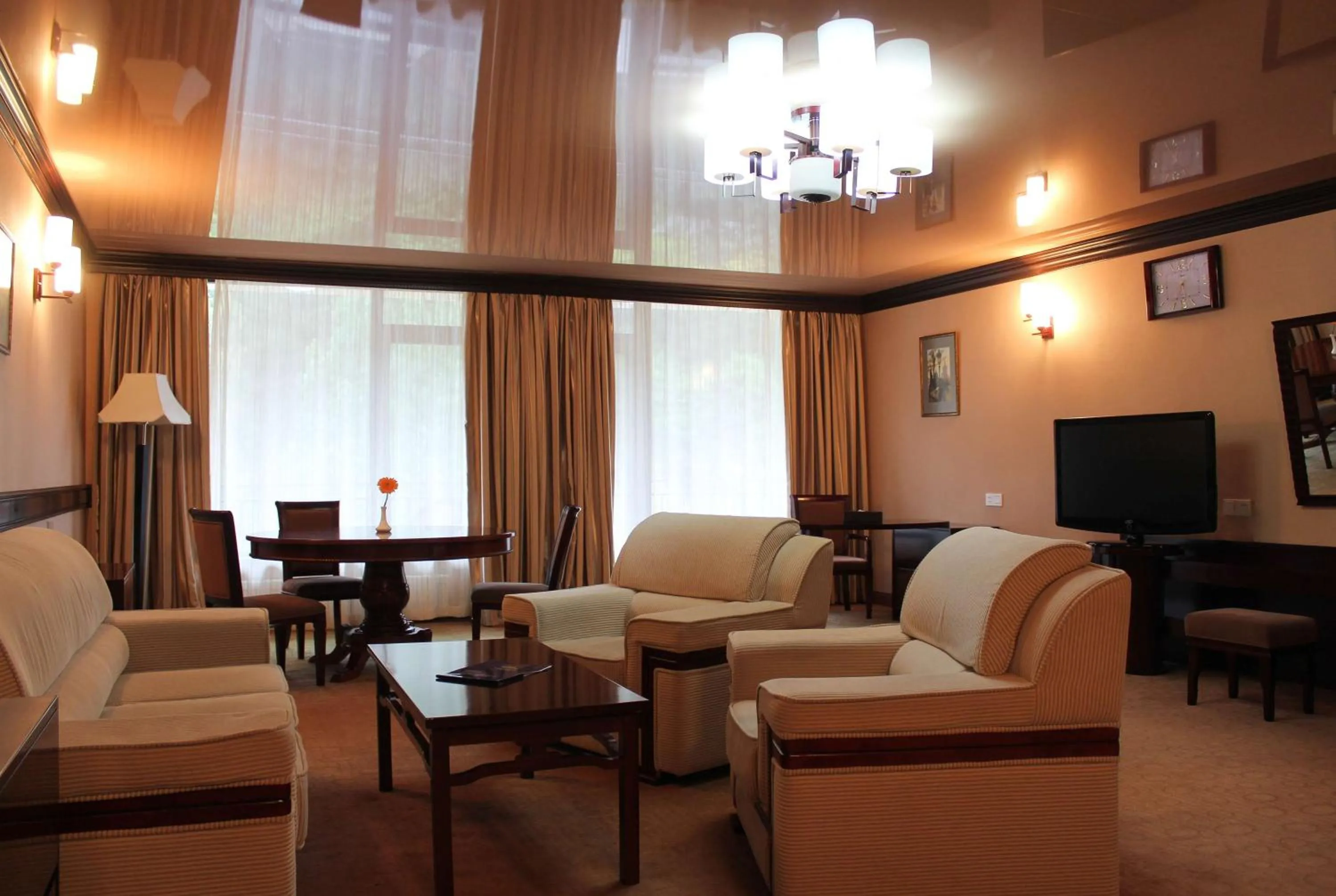 Two-Bedroom Apartment with One King Bed and Two Single Beds - Jacuzzi in Best Western Plus Paradise Hotel Dilijan