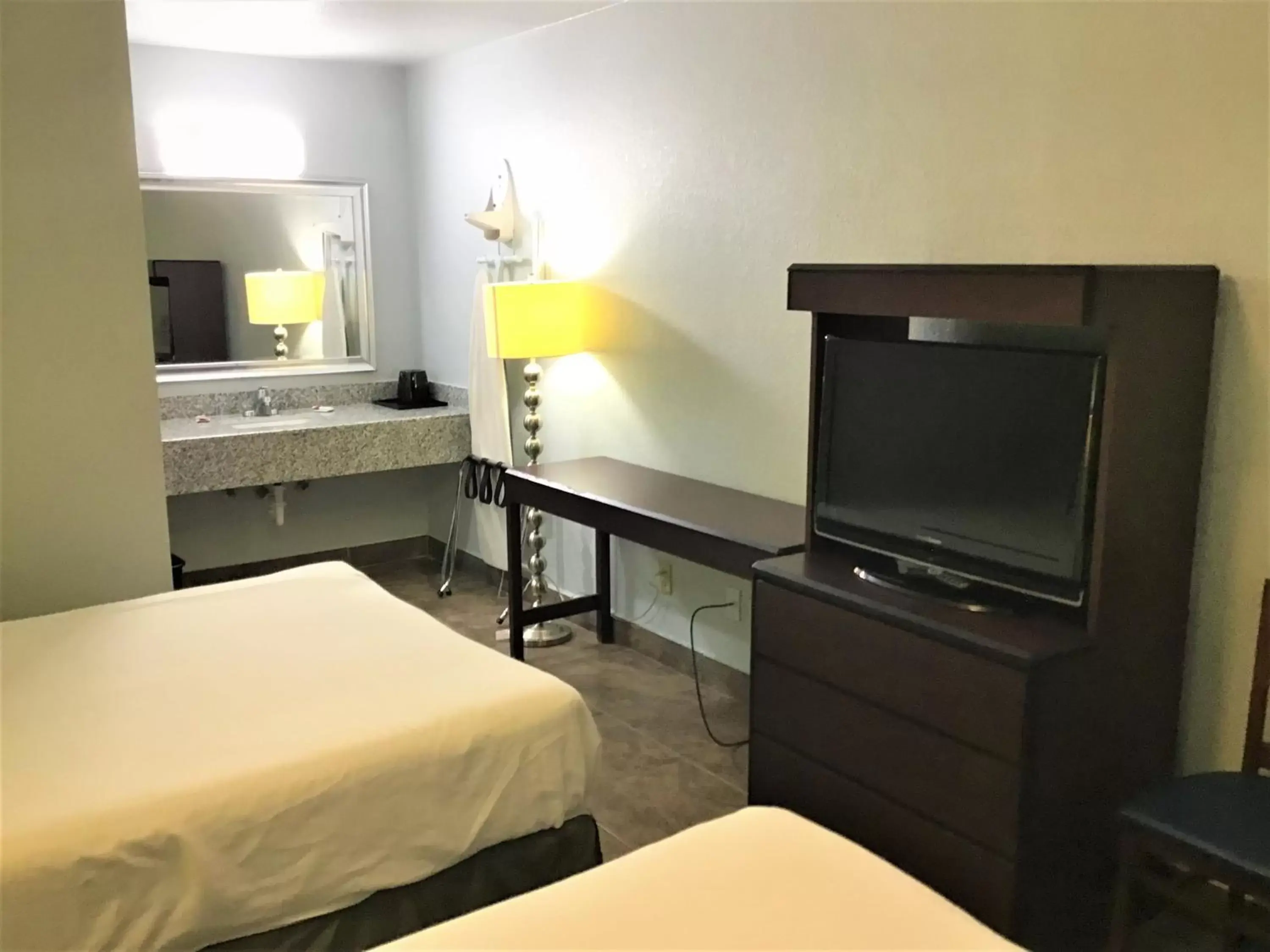 Photo of the whole room, Bed in Hwy 59 Motel Laredo Medical Center Photo of the whole room, Bed in Hwy 59 Motel Laredo Medical Center