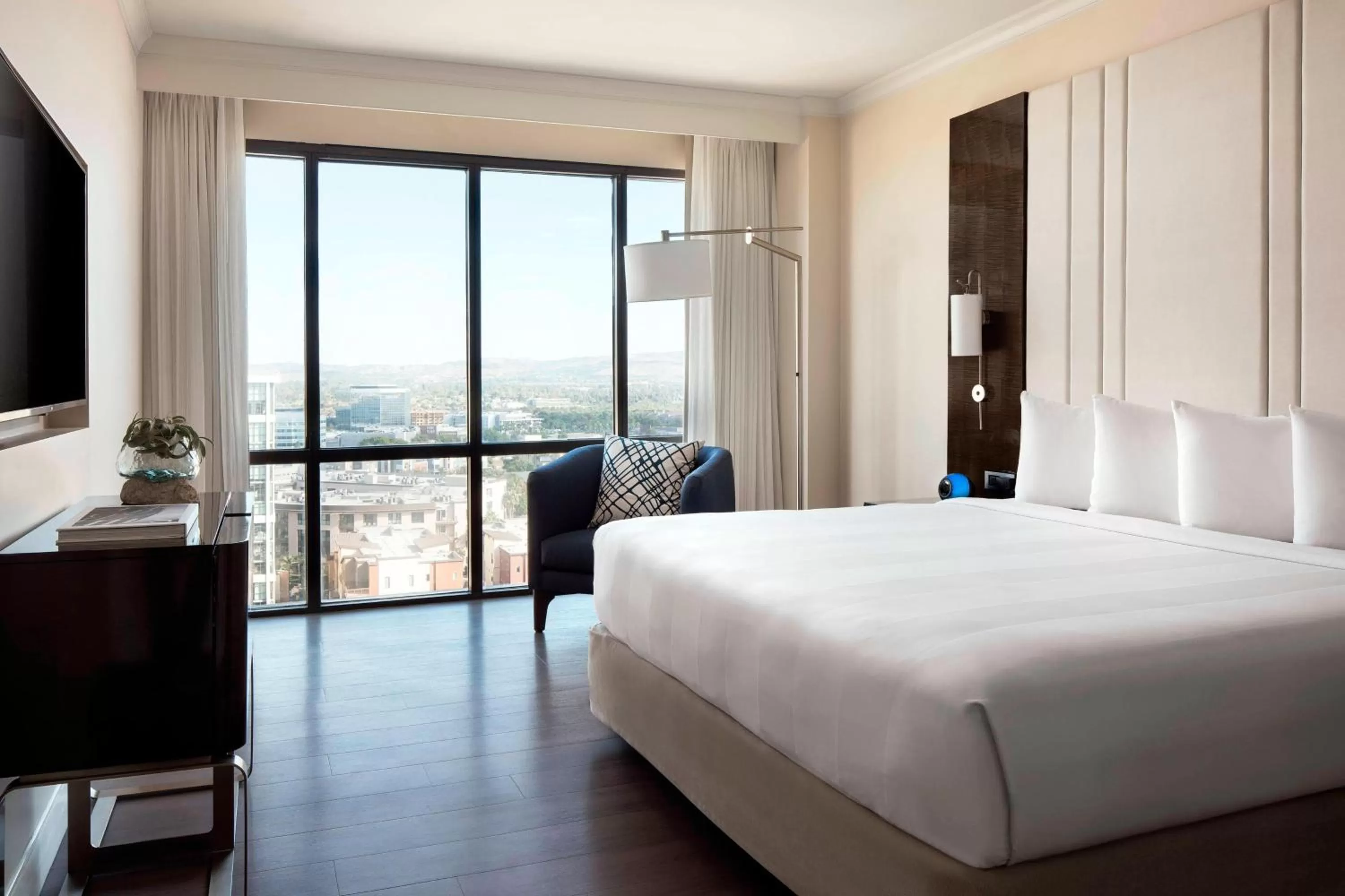 Bedroom, Bed in Irvine Marriott