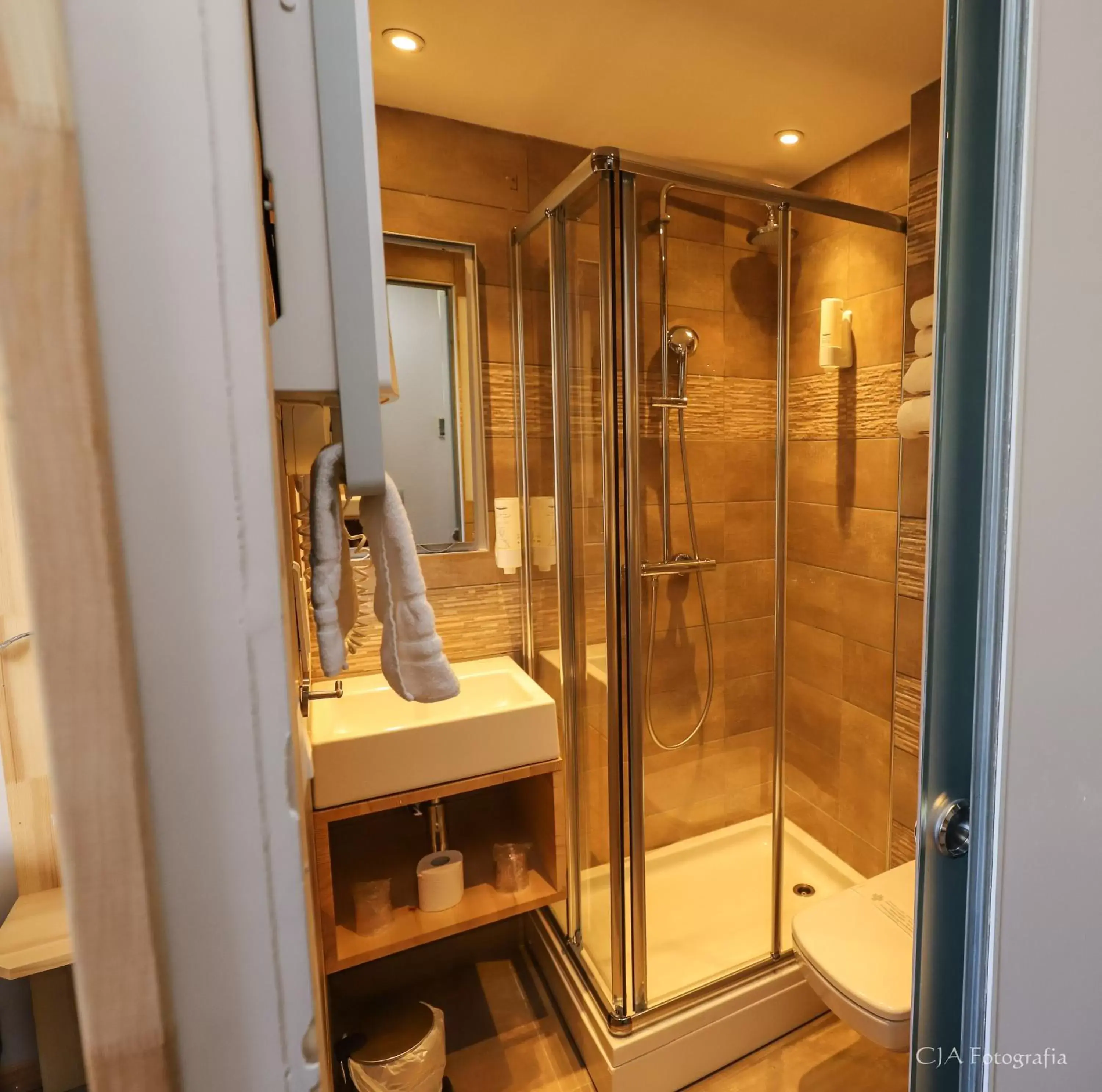 Bathroom in Hotel Restaurant Kyriad Brive Centre