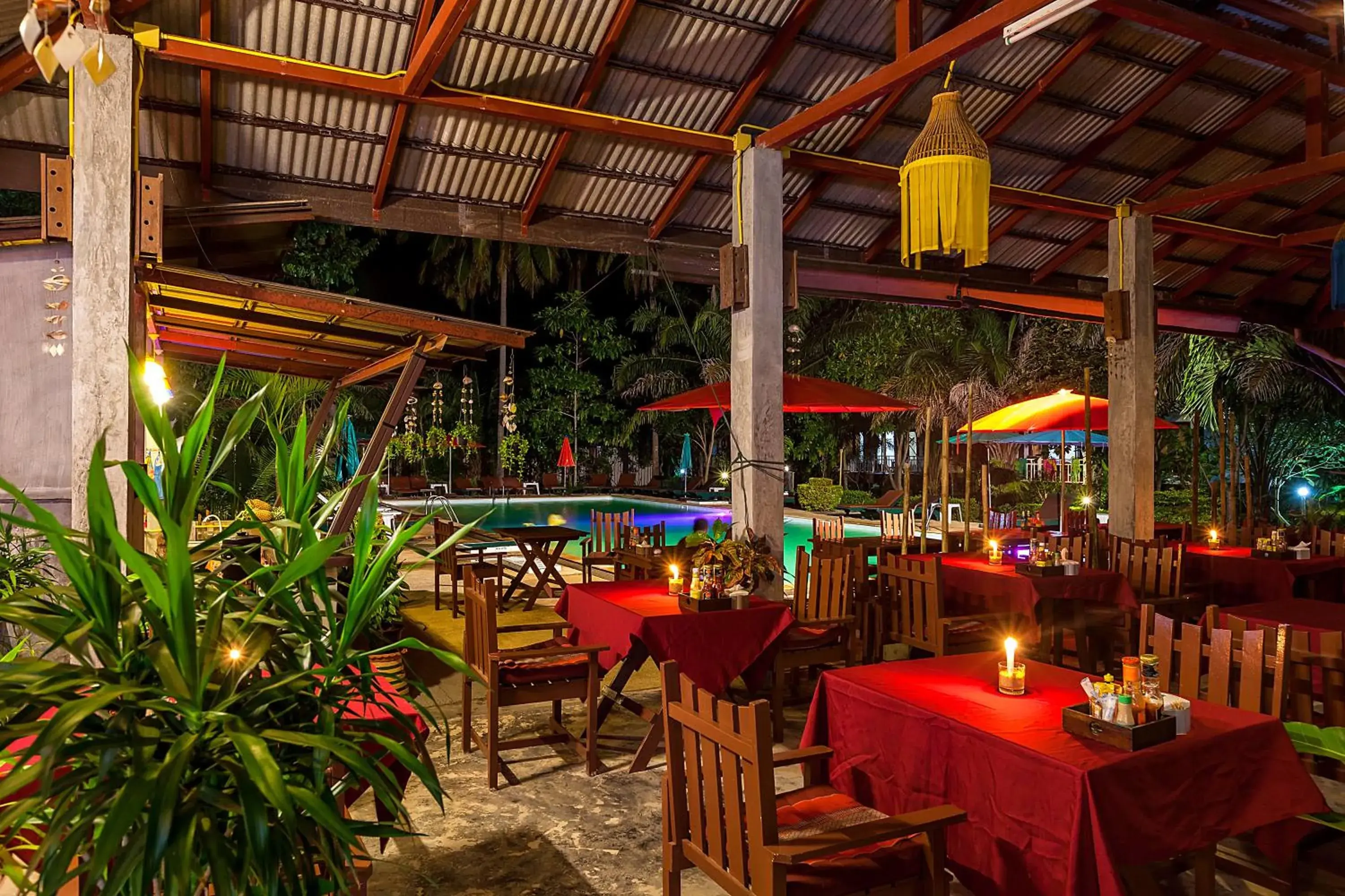 Restaurant/Places to Eat in Lanta Klong Nin Beach Resort