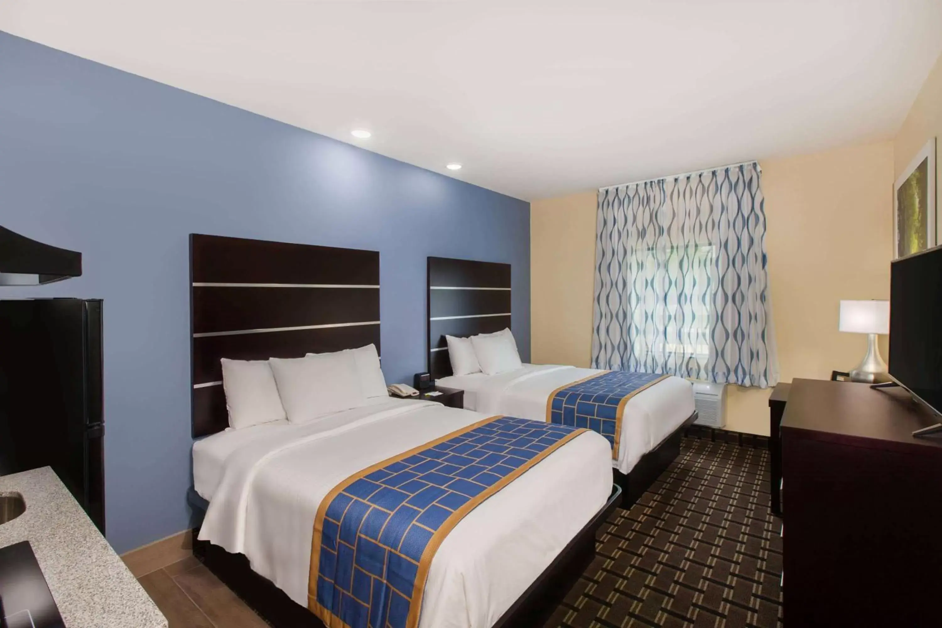 Photo of the whole room, Bed in Days Inn by Wyndham Baton Rouge Airport