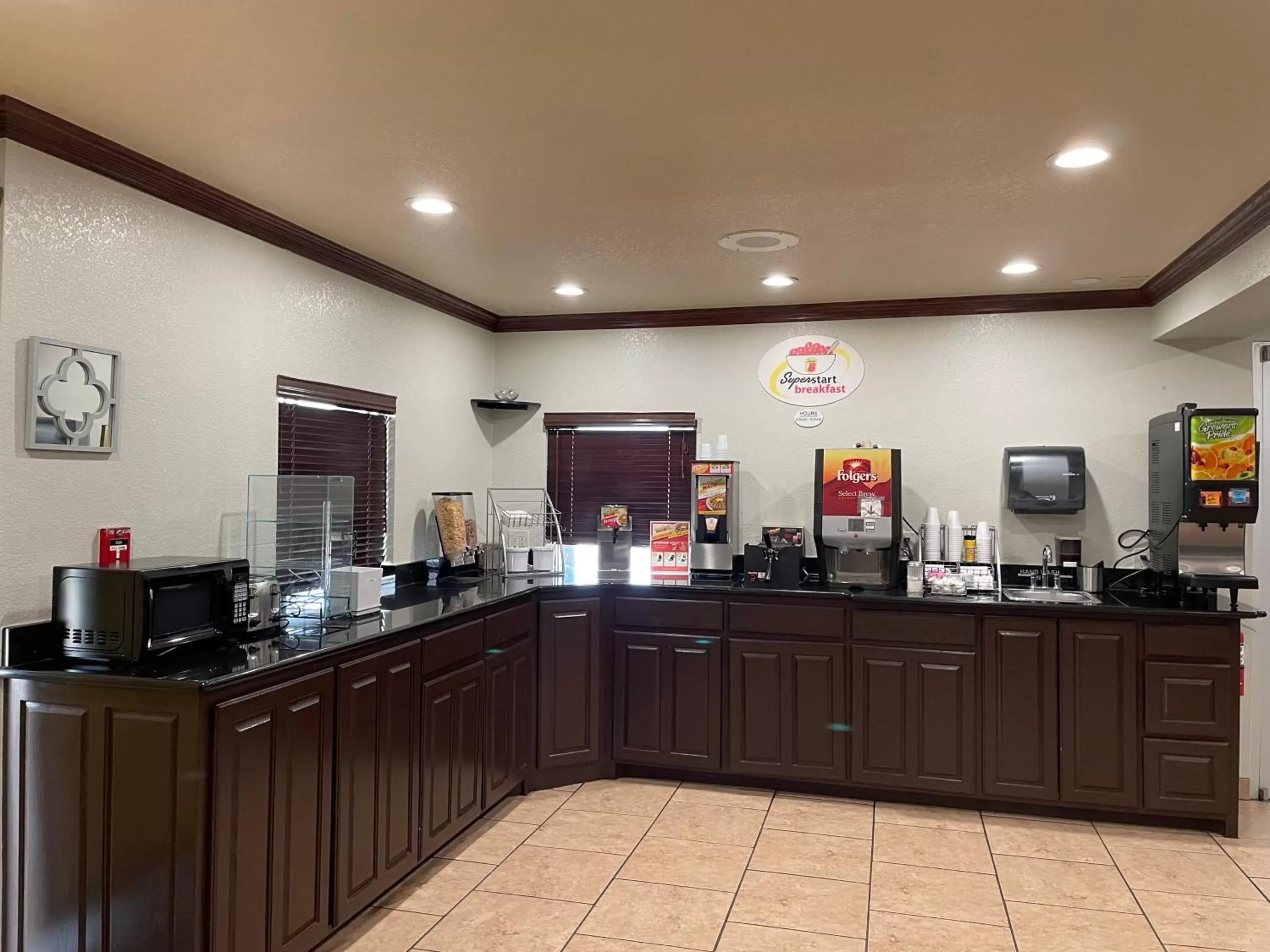 Coffee/tea facilities, Restaurant/Places to Eat in Super 8 by Wyndham Amarillo Central TX