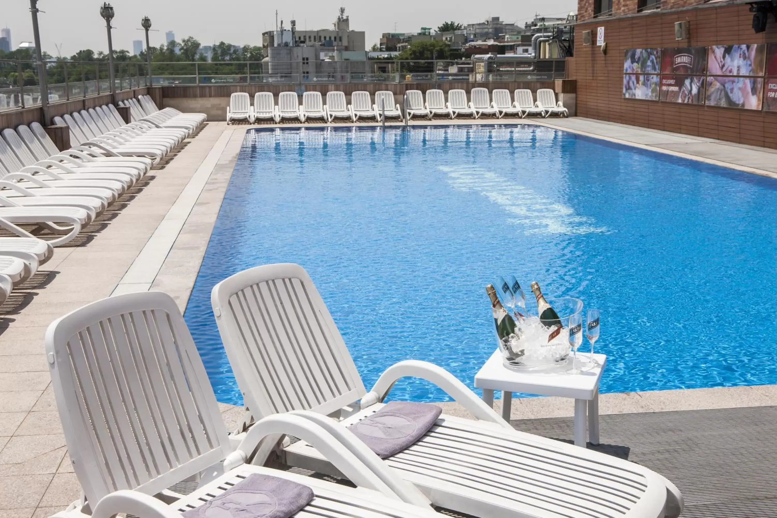 Swimming pool in Hamilton Hotel