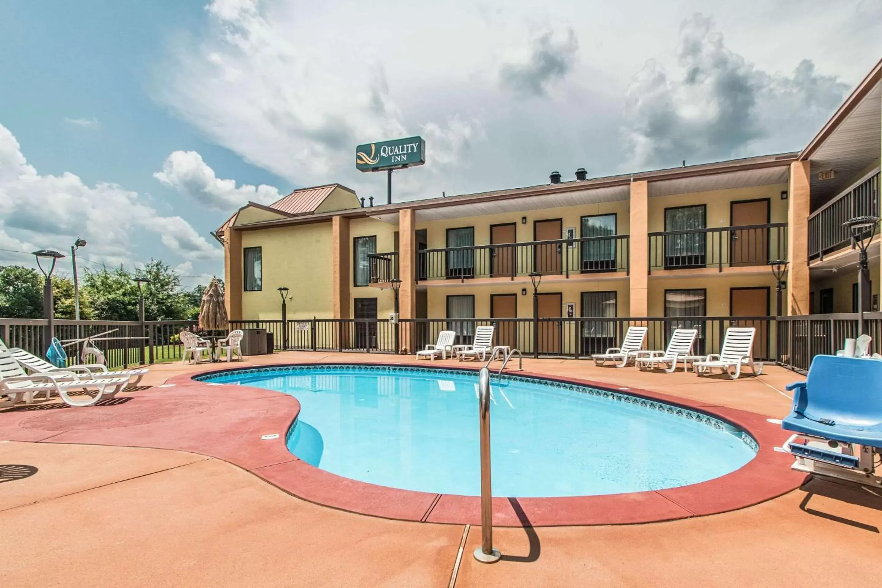 Swimming pool, Property Building in Quality Inn Commerce