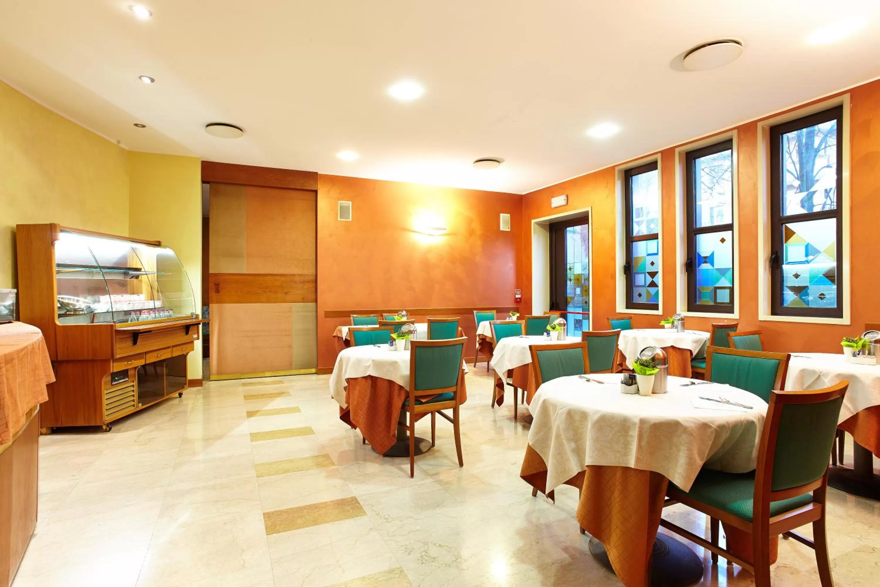 Restaurant/places to eat in Primhotel