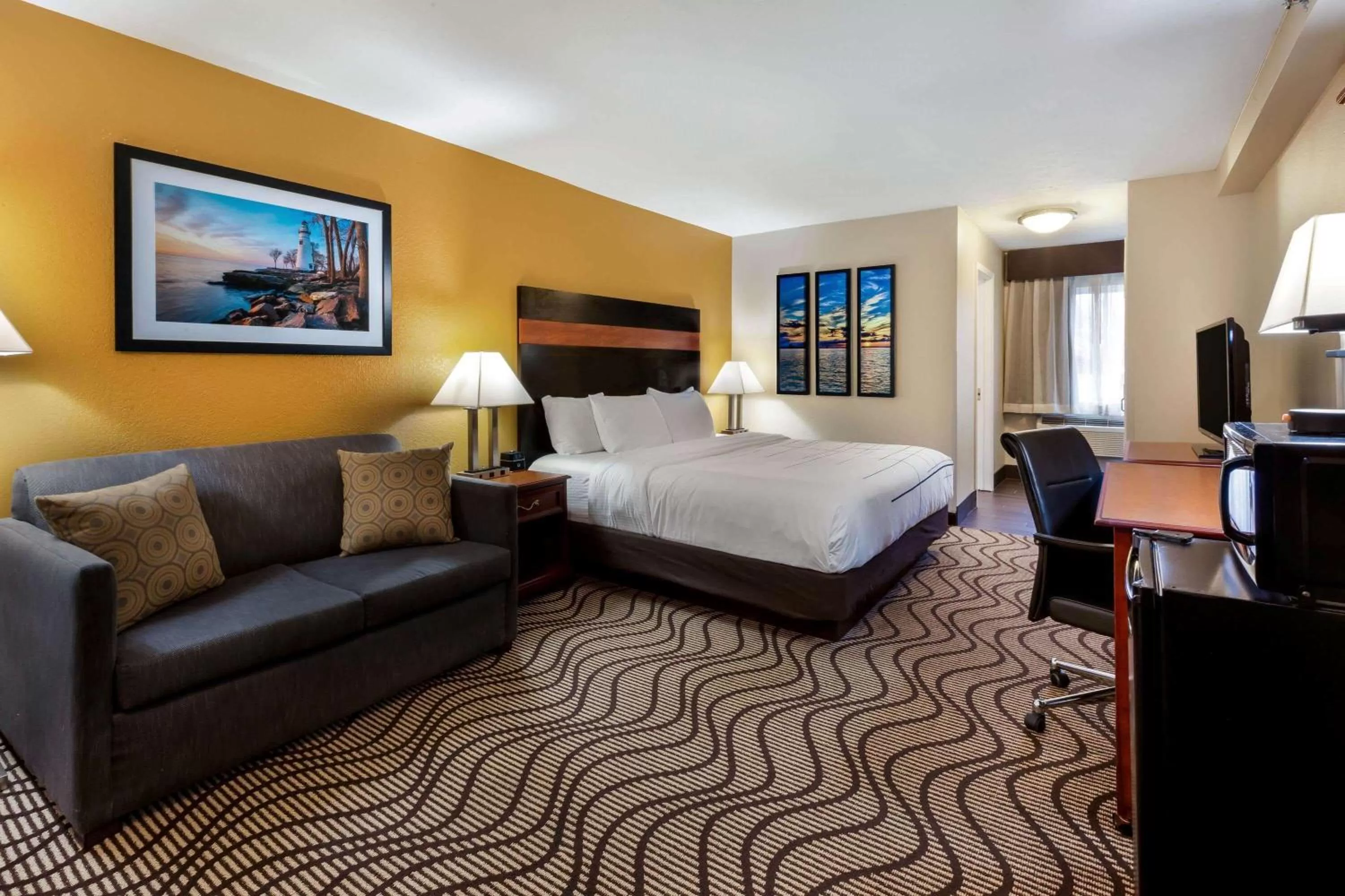 Photo of the whole room, Bed in La Quinta Inn by Wyndham Sandusky near Cedar Point