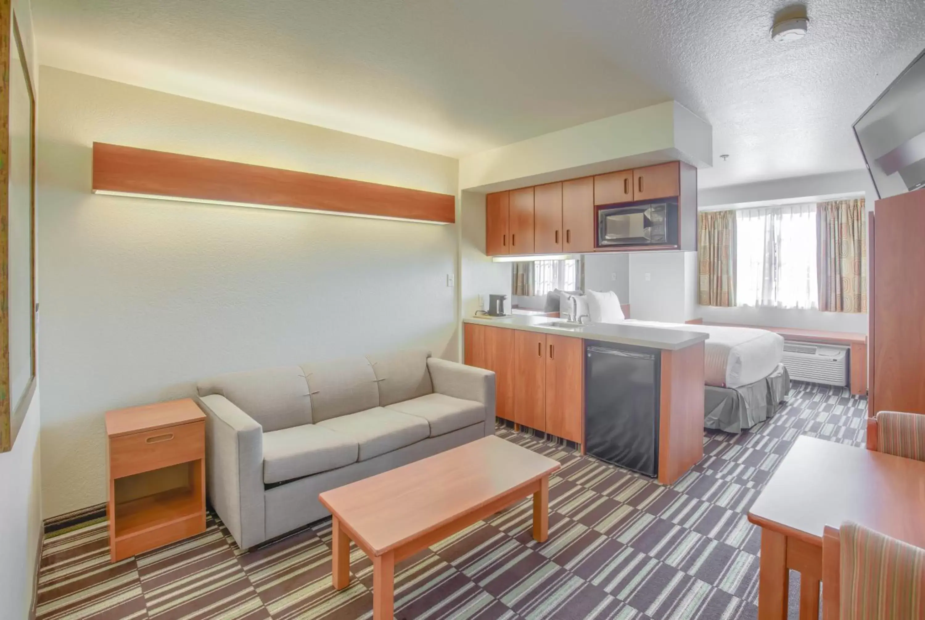 Seating area, Kitchen/Kitchenette in Microtel Inn & Suites by Wyndham Gulf Shores