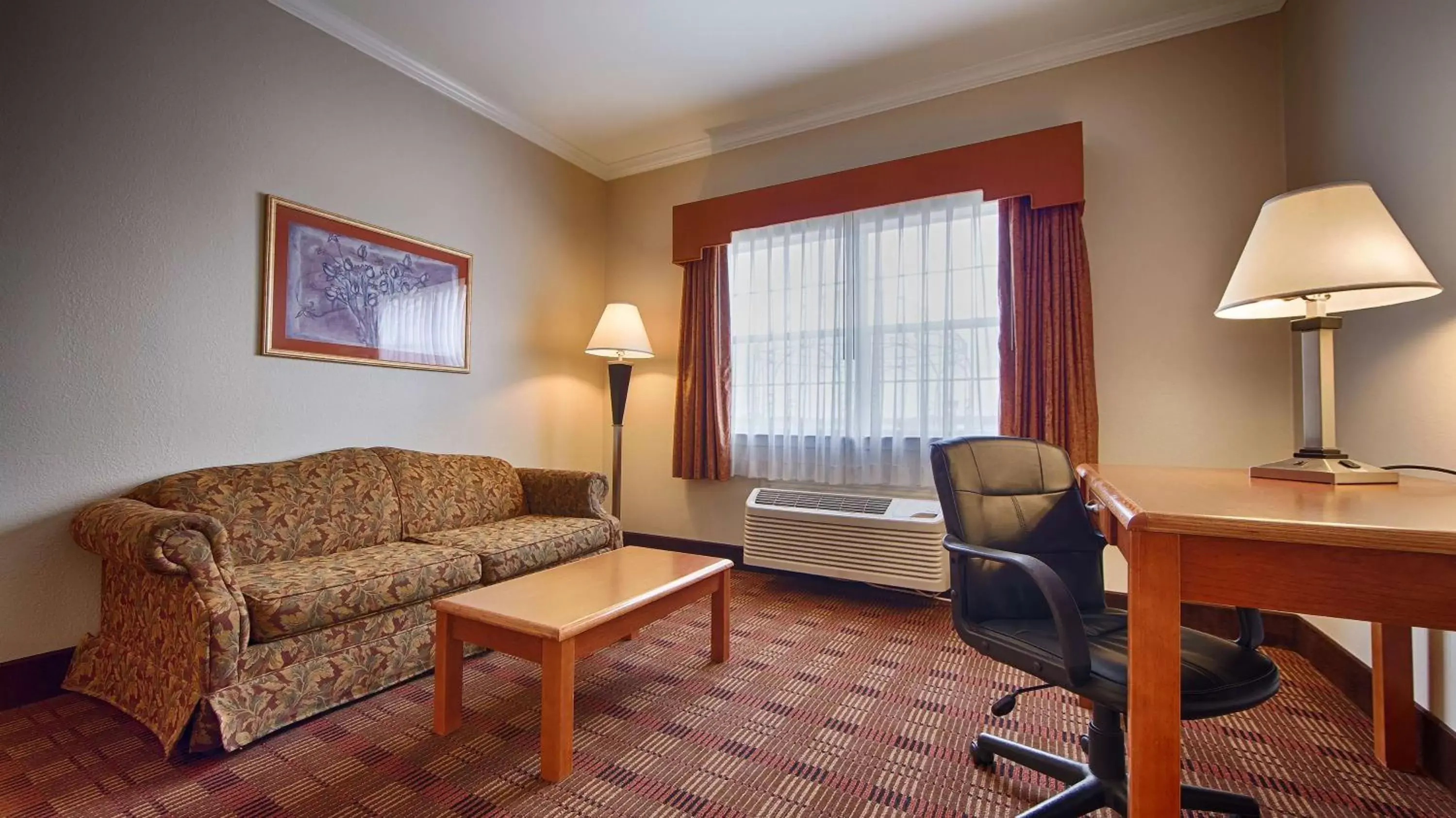 Photo of the whole room, Seating Area in Best Western Clubhouse Inn & Suites