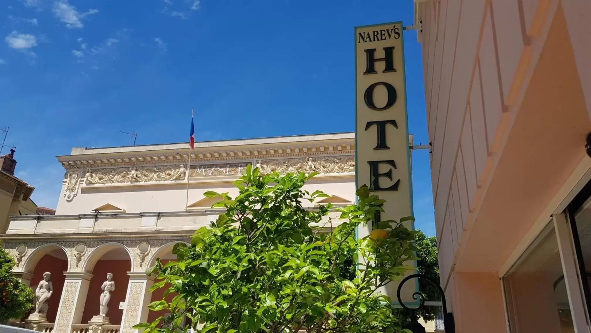 Facade/entrance in Hôtel Narev's