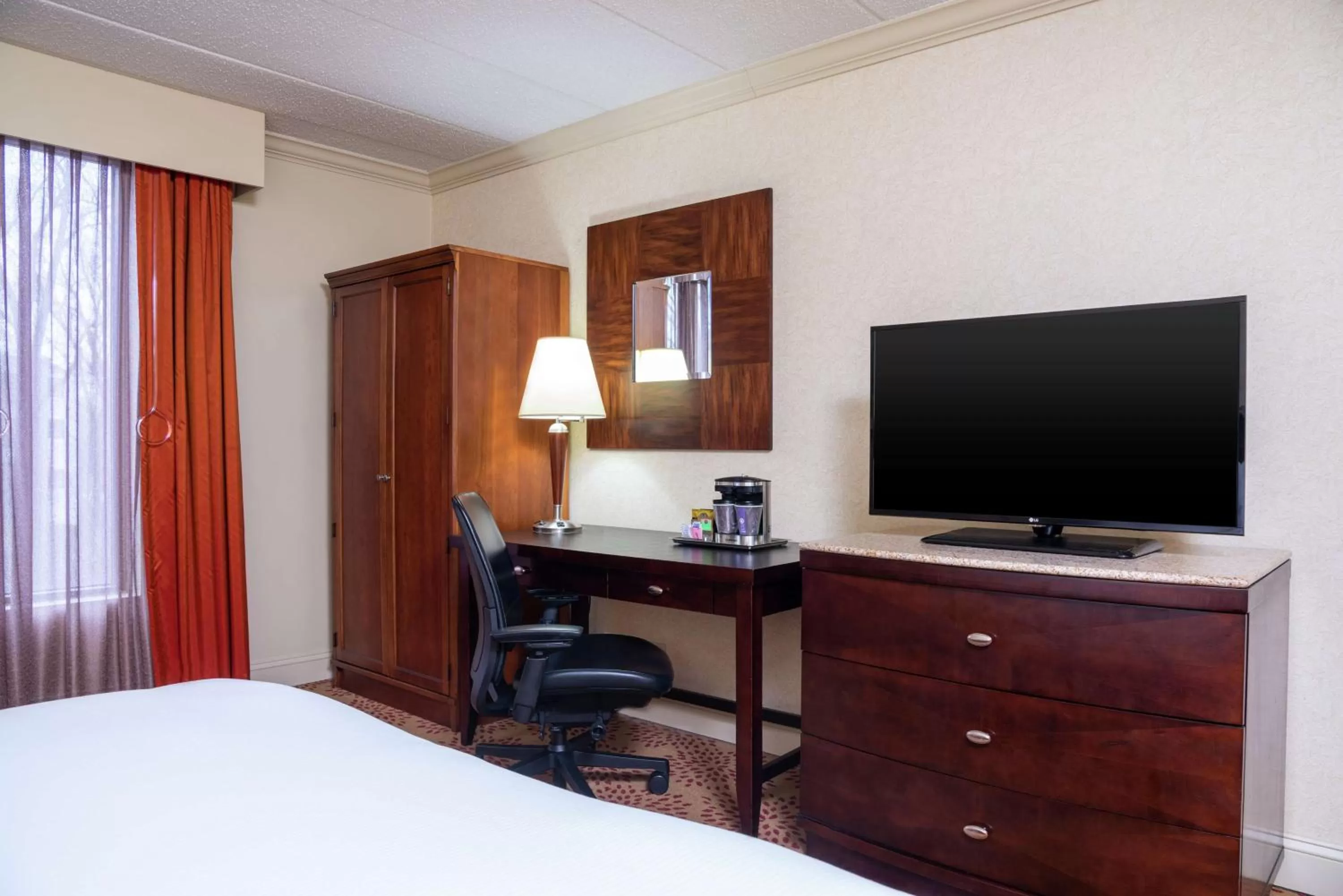 Bedroom, Bed in DoubleTree by Hilton Hotel Grand Rapids Airport