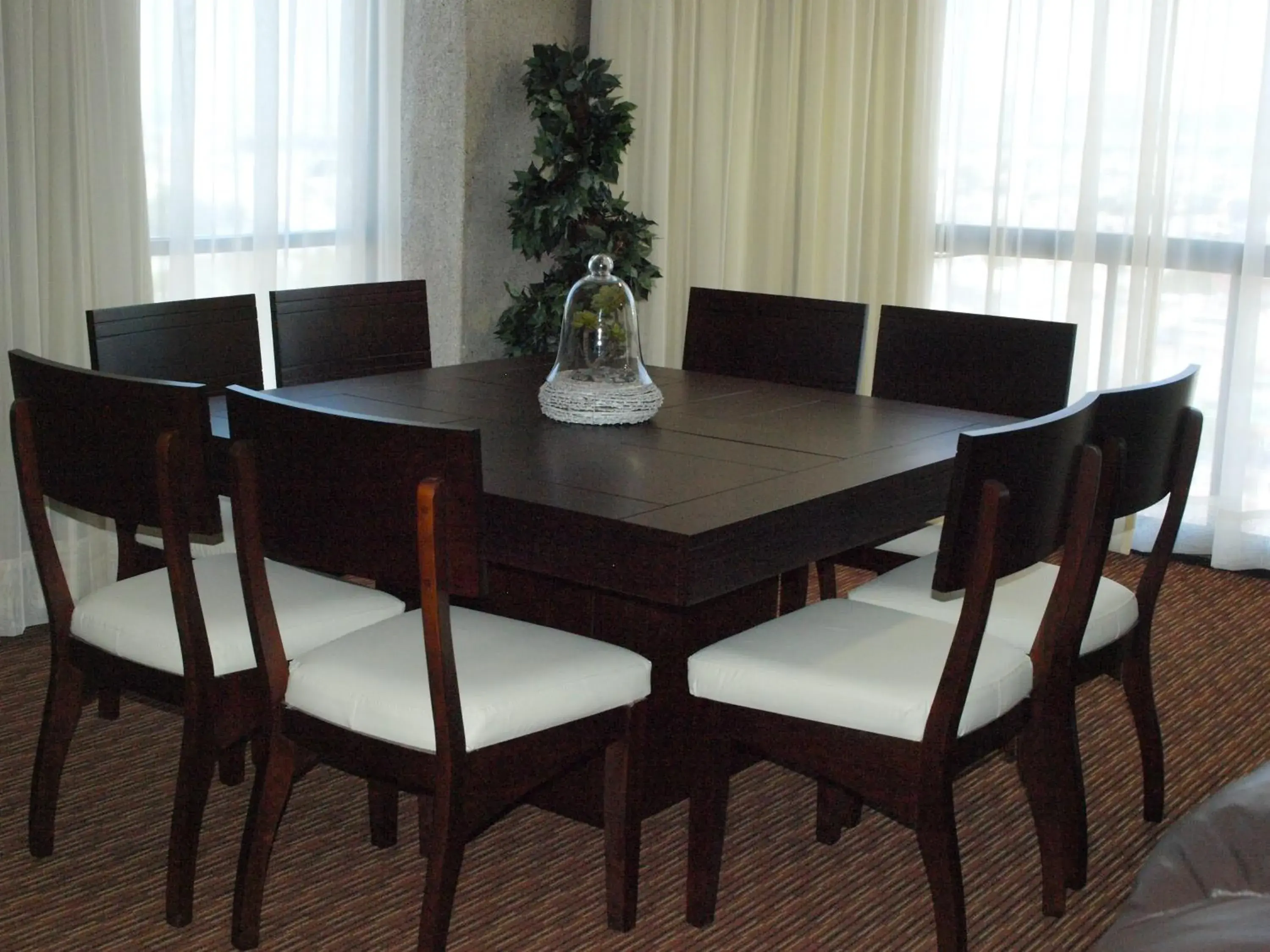 Dining Area in Hotel Real Plaza